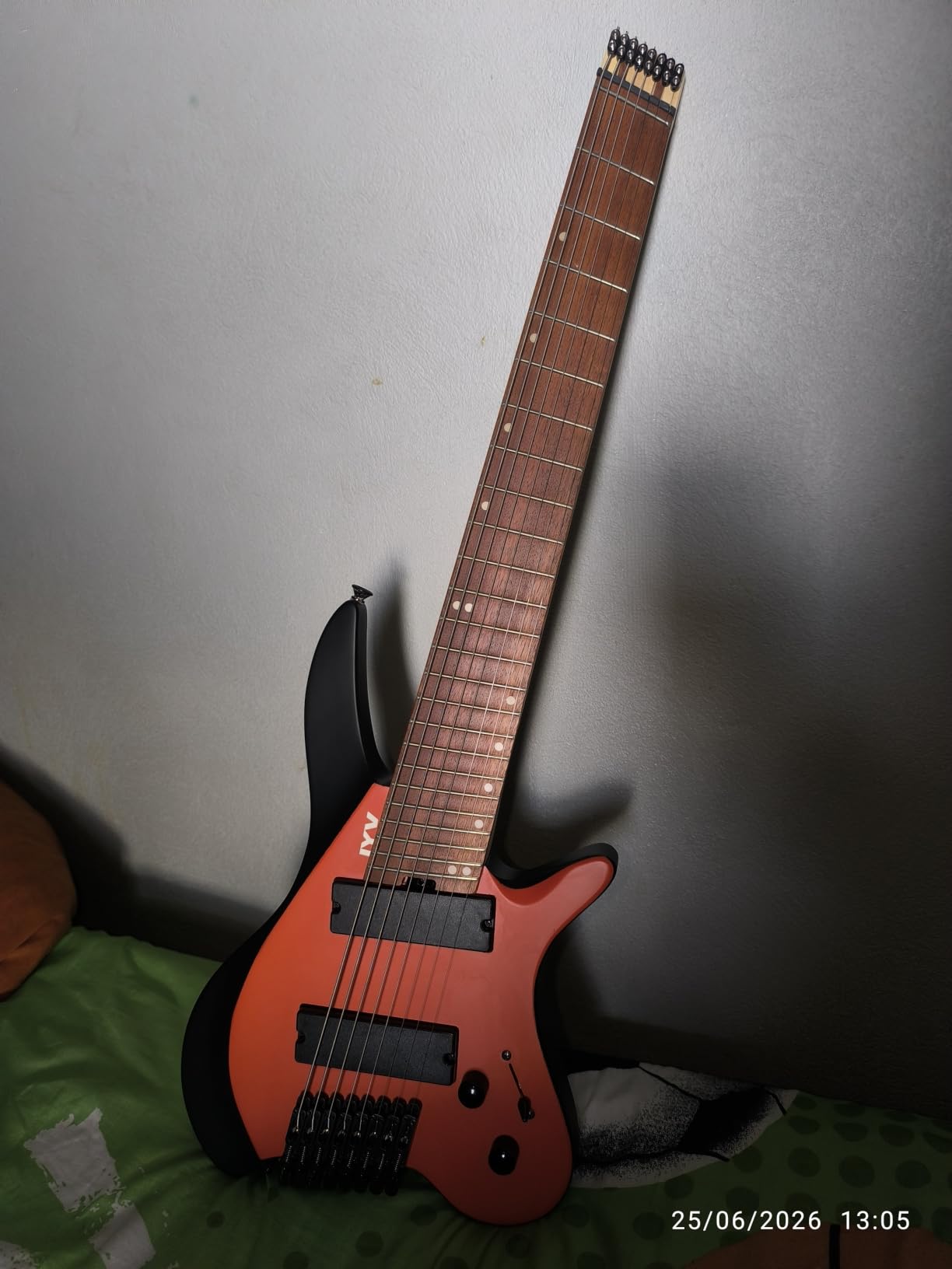 IYV IEHLFF8-300 Multi-Scale Headless 8 String, Red Black customer photo 1