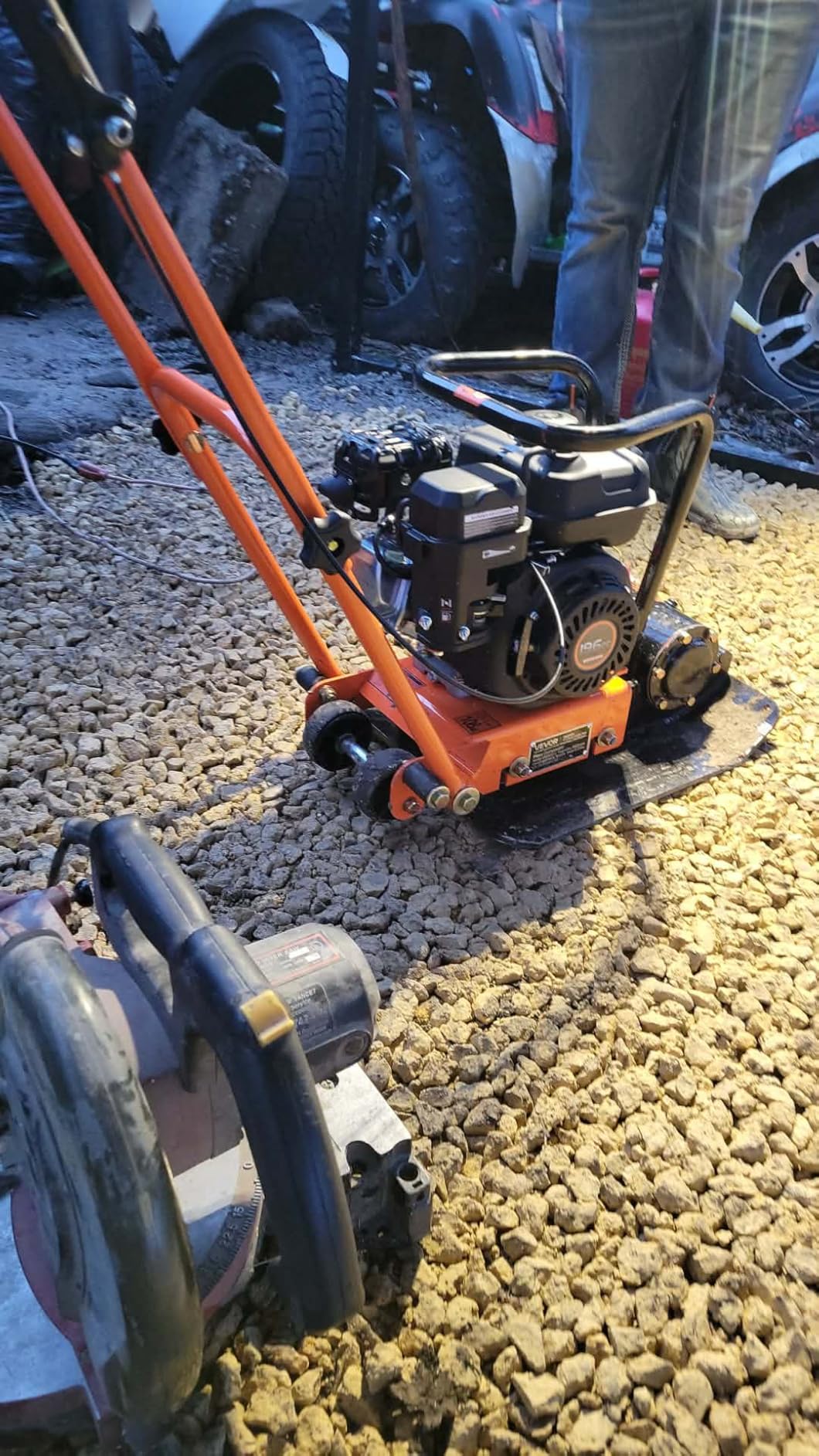 VEVOR 6.5HP Plate Compactor, 196CC Gas Engine, 2360 lbs Vibratory Compaction Tamper, 22.1x15.9 in Plate Power Jumping Jack Tamper, 5600 VPM Pavement Compactor for Walkways, Asphalts, Paver Landscaping customer photo 2