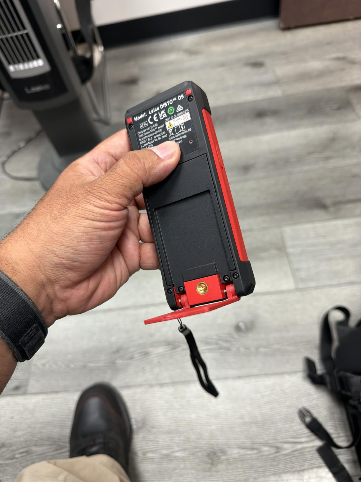 Leica Disto D5 - Range 650ft, Bluetooth, Smart Horizontal, Add/Subtract, Volume, Outdoor Camera viewfinder with 4X Zoom, Intelligent end-piece customer photo 1
