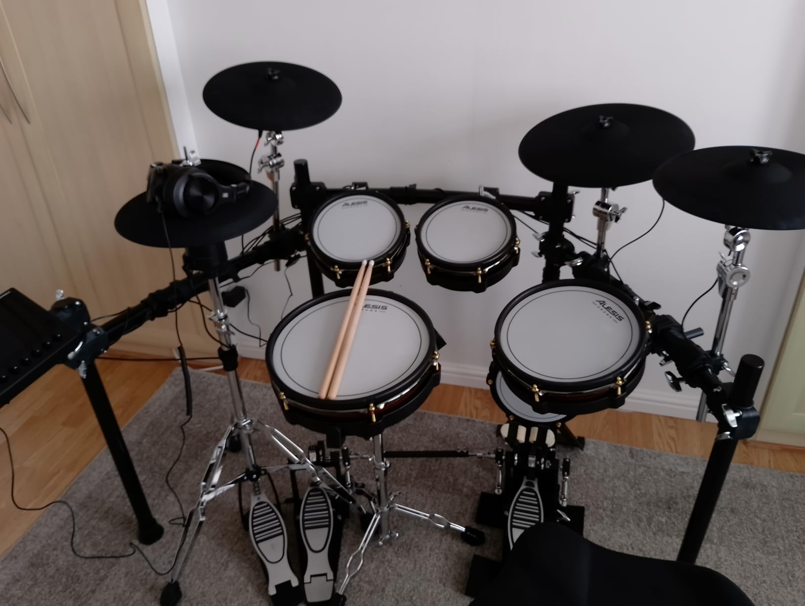 Alesis Strata Core Electric Drum Set with Touchscreen, Triple-Zone Cymbals, Active Magnetic Hi-Hat, Dual-Zone Mesh Heads, 8