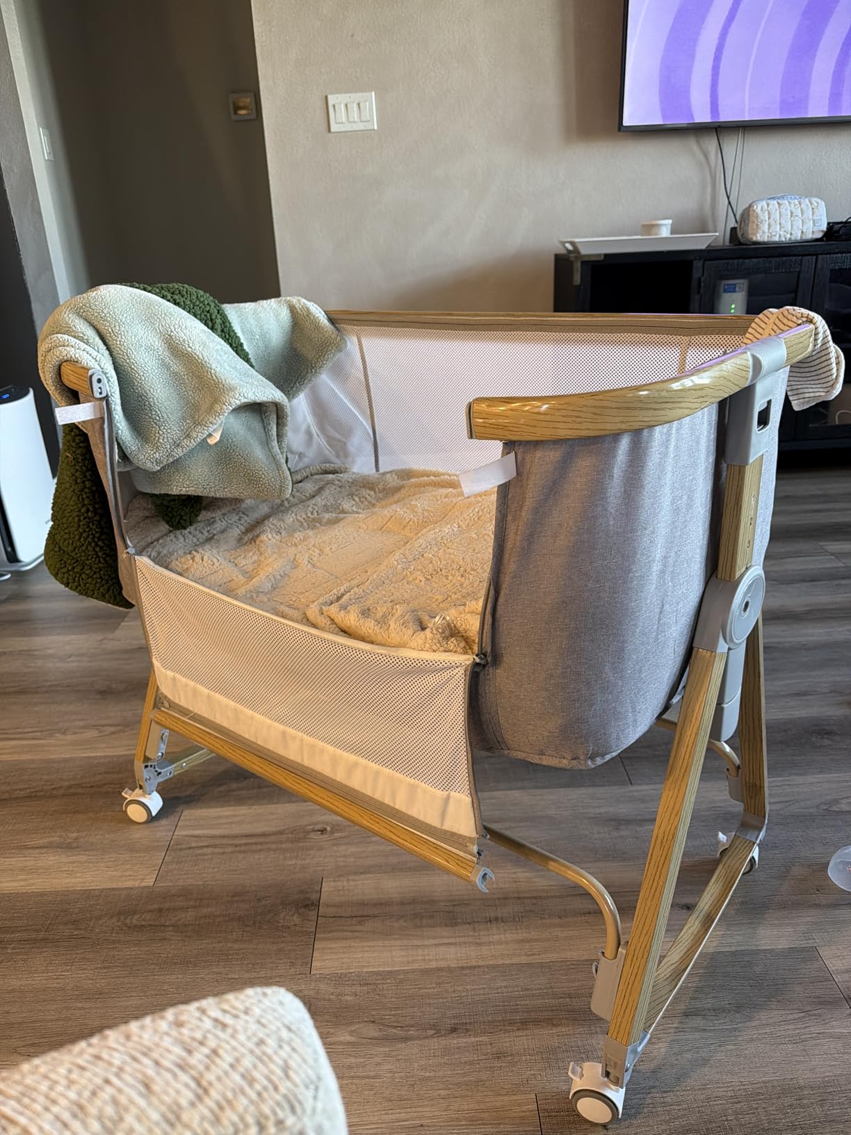 Baby Bassinet Bedside Sleeper with Waterproof Bassinet Crib Sheet and Soft Mattress, 6 Adjustable Height Bedside Bassinets with Wheels customer photo 1