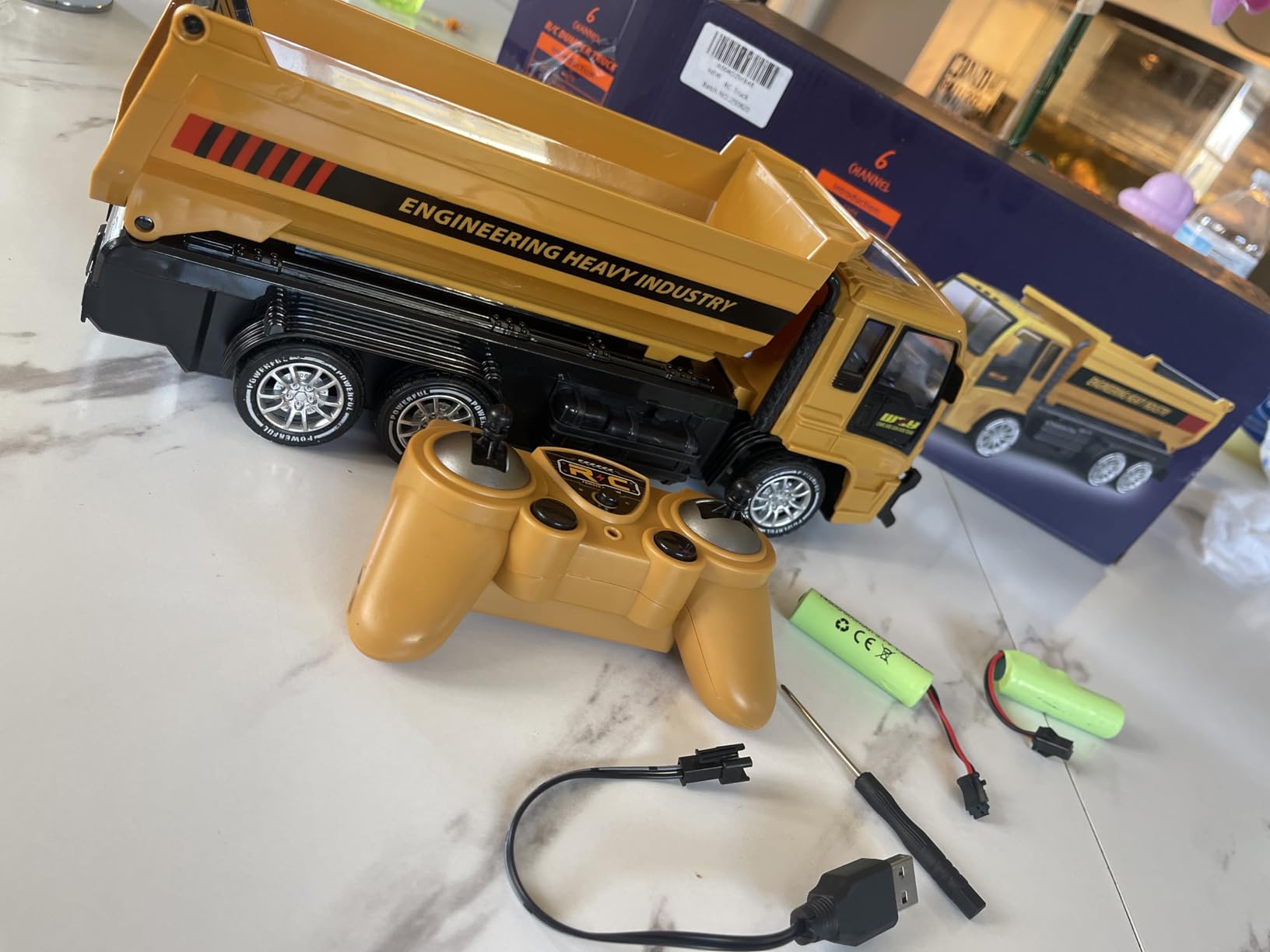 Remote Control Dump Truck for Kids, 2.4GHz RC Construction Vehicle with LED Lights, 45° Dumping Function, 2 Rechargeable Batteries, Toy Truck for Boys Girls 3-8 Years Old customer photo 1