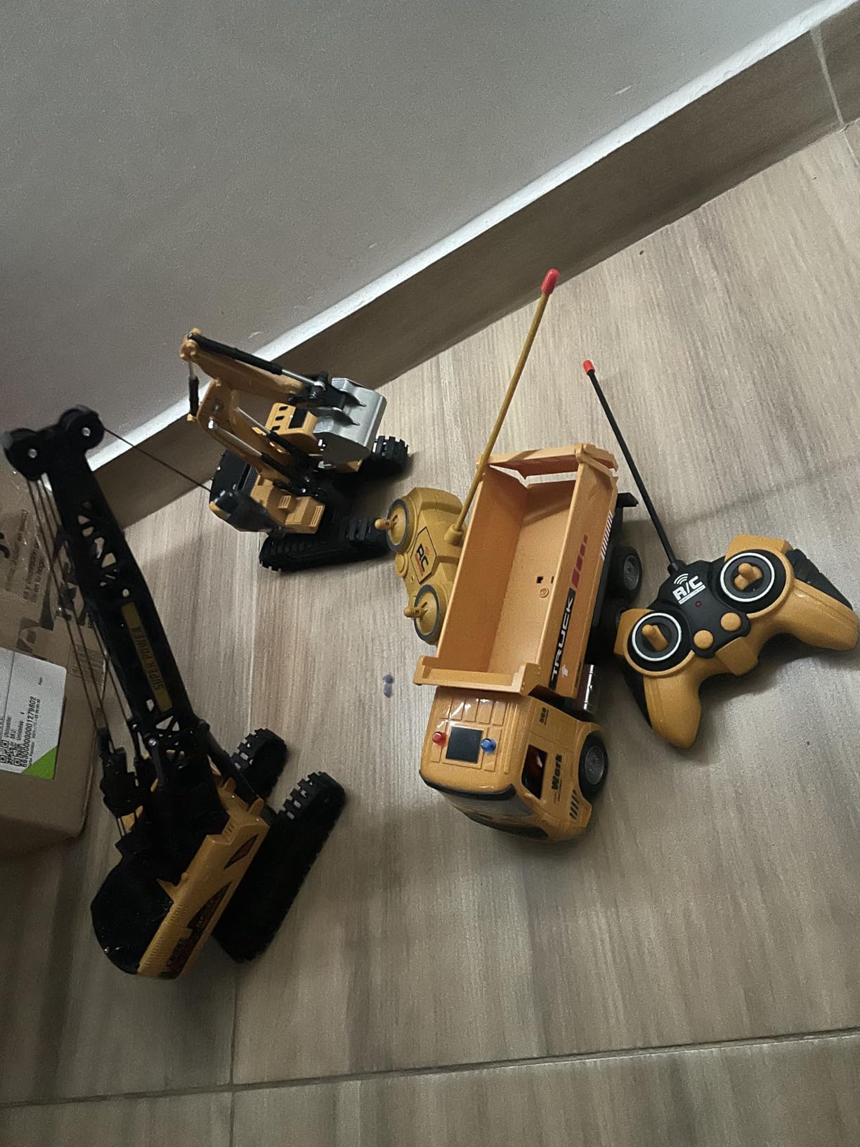 Remote Control Dump Truck for Kids, 2.4GHz RC Construction Vehicle with LED Lights, 45° Dumping Function, 2 Rechargeable Batteries, Toy Truck for Boys Girls 3-8 Years Old customer photo 2