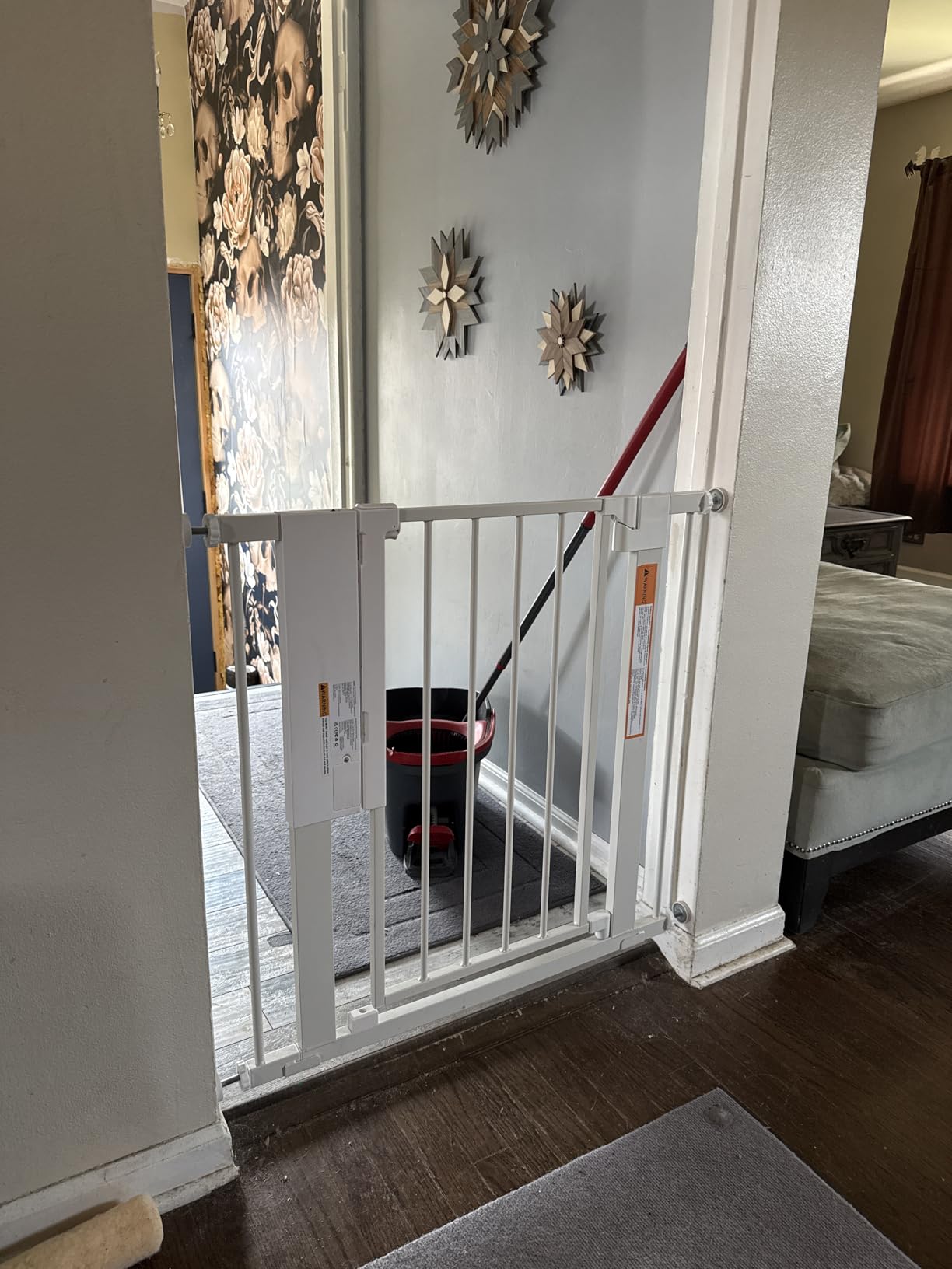 Babelio Smart Baby Gate with Auto-Unlock/Close, Pressure Mounted No Drill for Doorways/Top of Stairs. Pet/Dog Door Wide Walk Thru w/Infrared Sensor & Instant Safety Alert (White, 26.3-37.8
