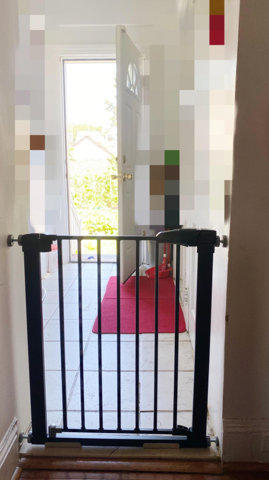 Babelio Smart Baby Gate with Auto-Unlock/Close, Pressure Mounted No Drill for Doorways/Top of Stairs. Pet/Dog Door Wide Walk Thru w/Infrared Sensor & Instant Safety Alert (White, 26.3-37.8