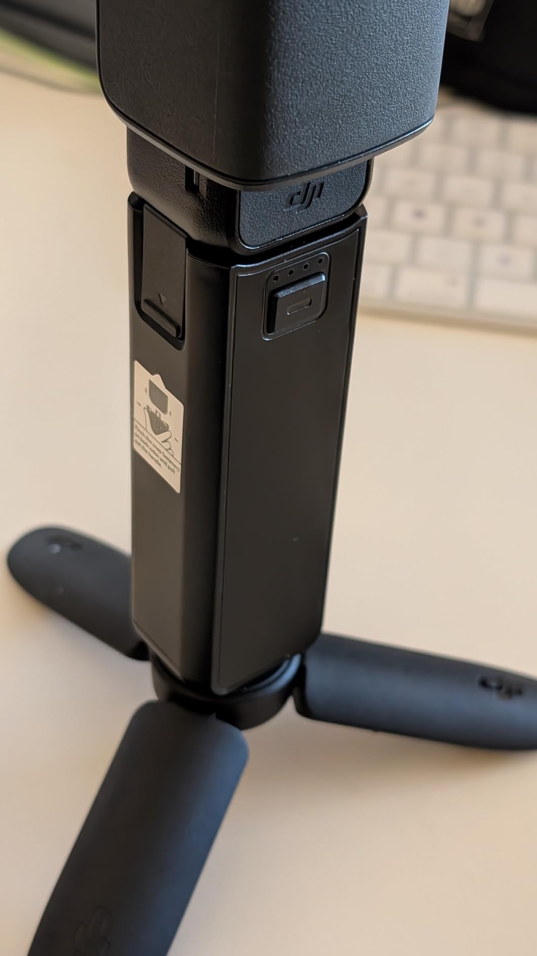 Osmo Pocket 3 Battery Handle 1 Pack 2100mAh Can Fully Charge 1.5 Times for DJI Osmo Pocket 3 Camera,Supports Data Transfer,Display of Battery and Camera Power Percentage,Reserved 1/4