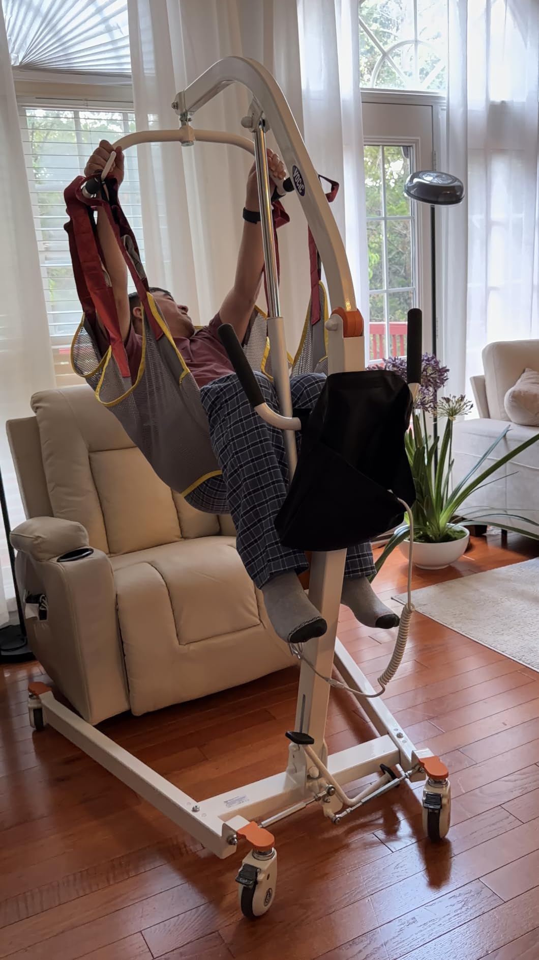 VOCIC Electric Patient Lift for Home, Floor-to-Bed Transfer Aid Lift Chair for Elderly, Foldable Patient Lift with Wireless Lithium Handset, Manual Emergency, 330lbs Capacity, Includes Sling, AY05 customer photo 2