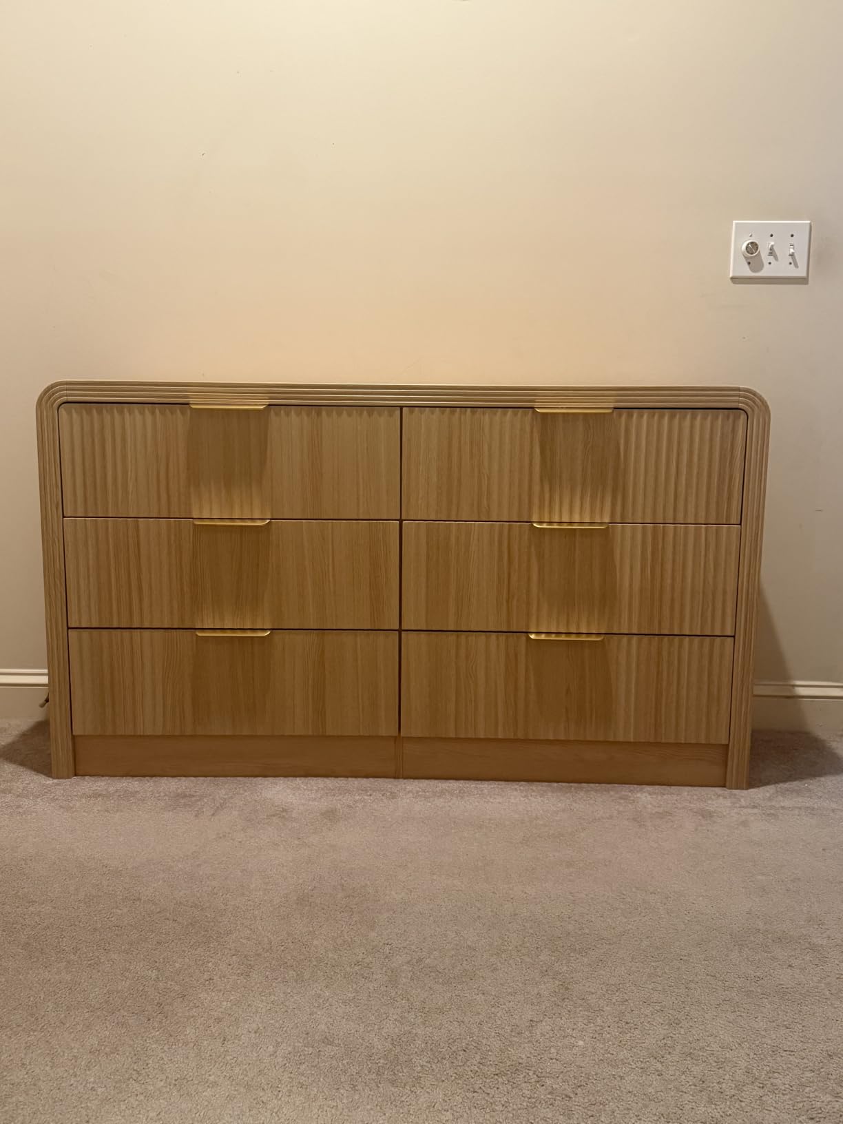 Decofy Fluted Drawers Dresser for Bedroom, Wood Dressers with Gold Handles, Modern Dressers with Wave Texture, Large Storage Chest of Drawers, Bedroom Dresser Organizer 55'' & 6 Drawers (Natural Oak) customer photo 2
