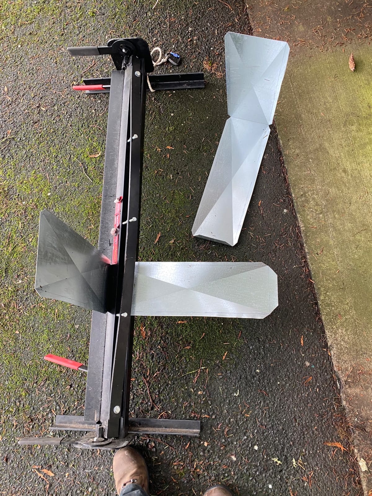 Portable Mini Brake, Hand Lever, 22 ga Capacity, 48 in Max Bending Width, 135 Degree Max Bending Angle customer photo 1