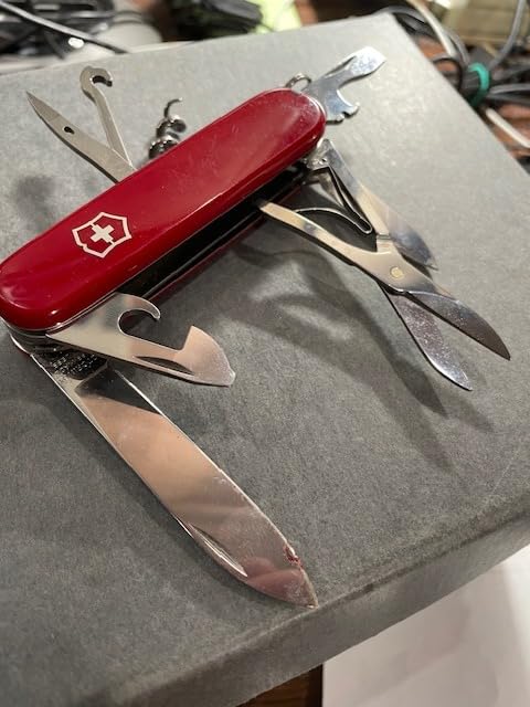 Victorinox Huntsman Swiss Army Knife, 15 Functions, Swiss Made Pocket Knife with Large Blade, Screwdriver, Scissors and Wood Saw, Red customer photo 2
