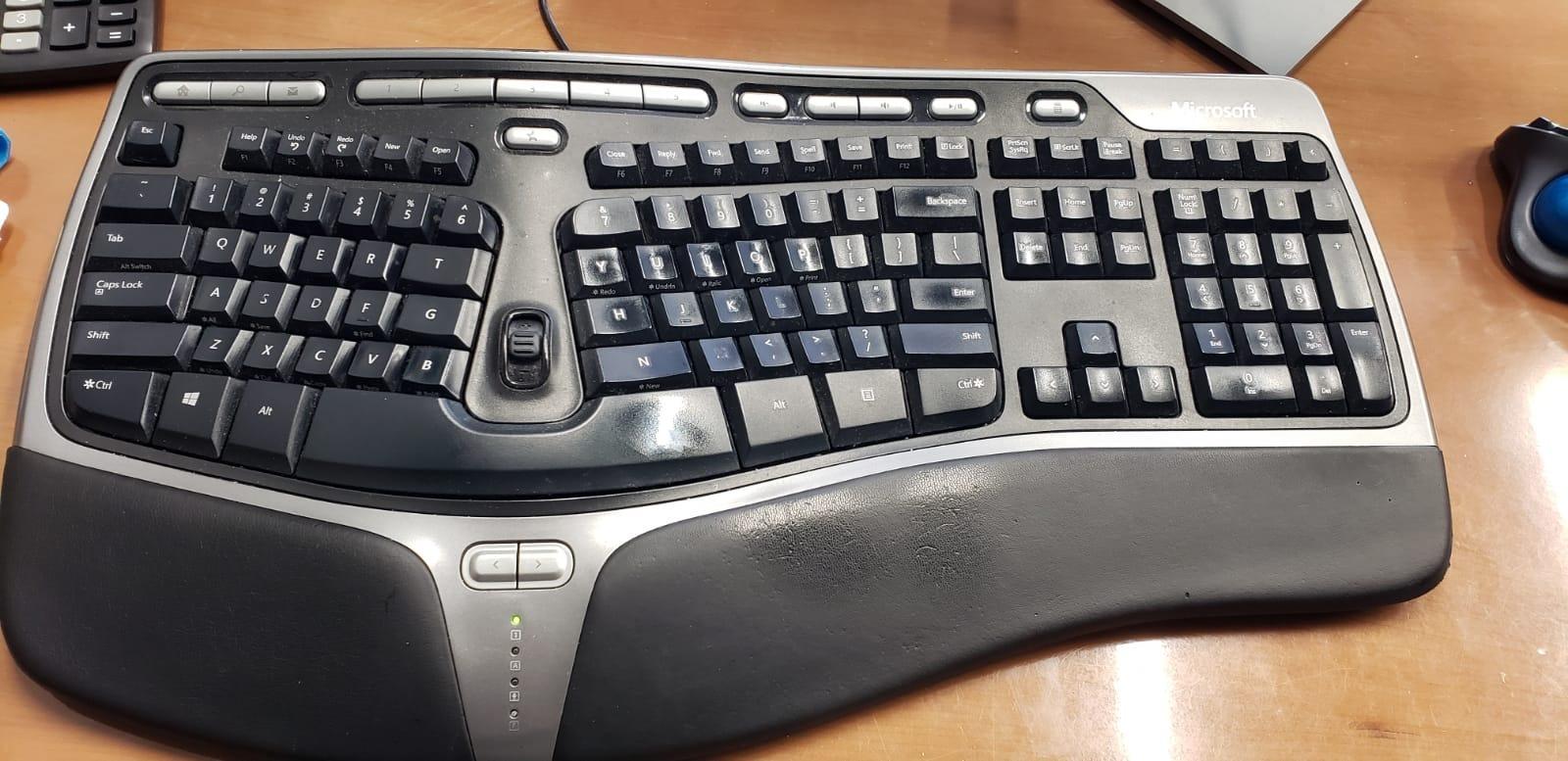 Microsoft Wired Natural Ergonomic Keyboard 4000, Retail customer photo 2