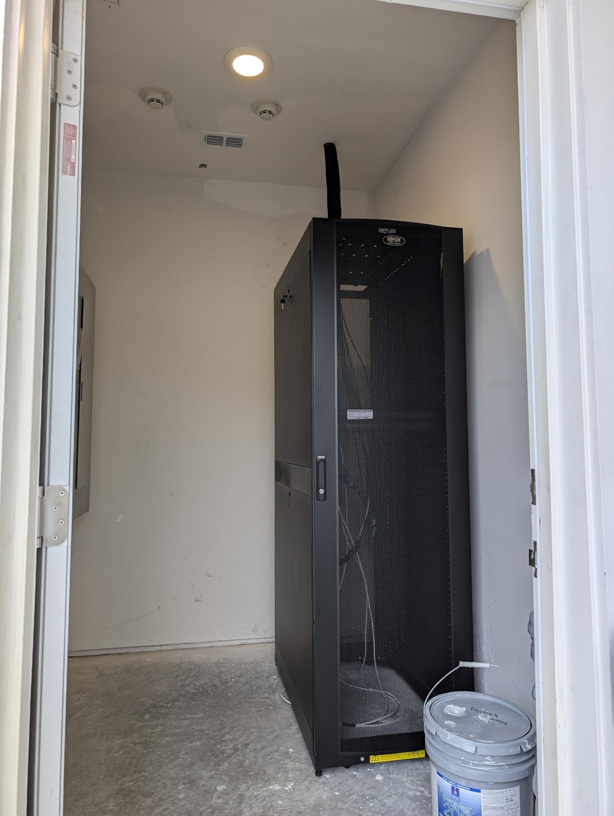 TRIPP LITE 42U Server Rack Enclosure Cabinet with Doors & Side Panels, Standard Width for 19 inch Equipment, Standard 42 inch Depth, 3000 Pound Capacity, Black, 5-Year Warranty (SR42UB) customer photo 1