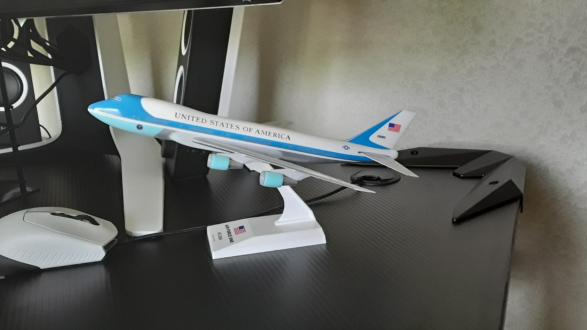 SkyMarks SKR041 Air Force One Boeing 747-200 VC25 1:250 Scale Desktop Model with Stand customer photo 1
