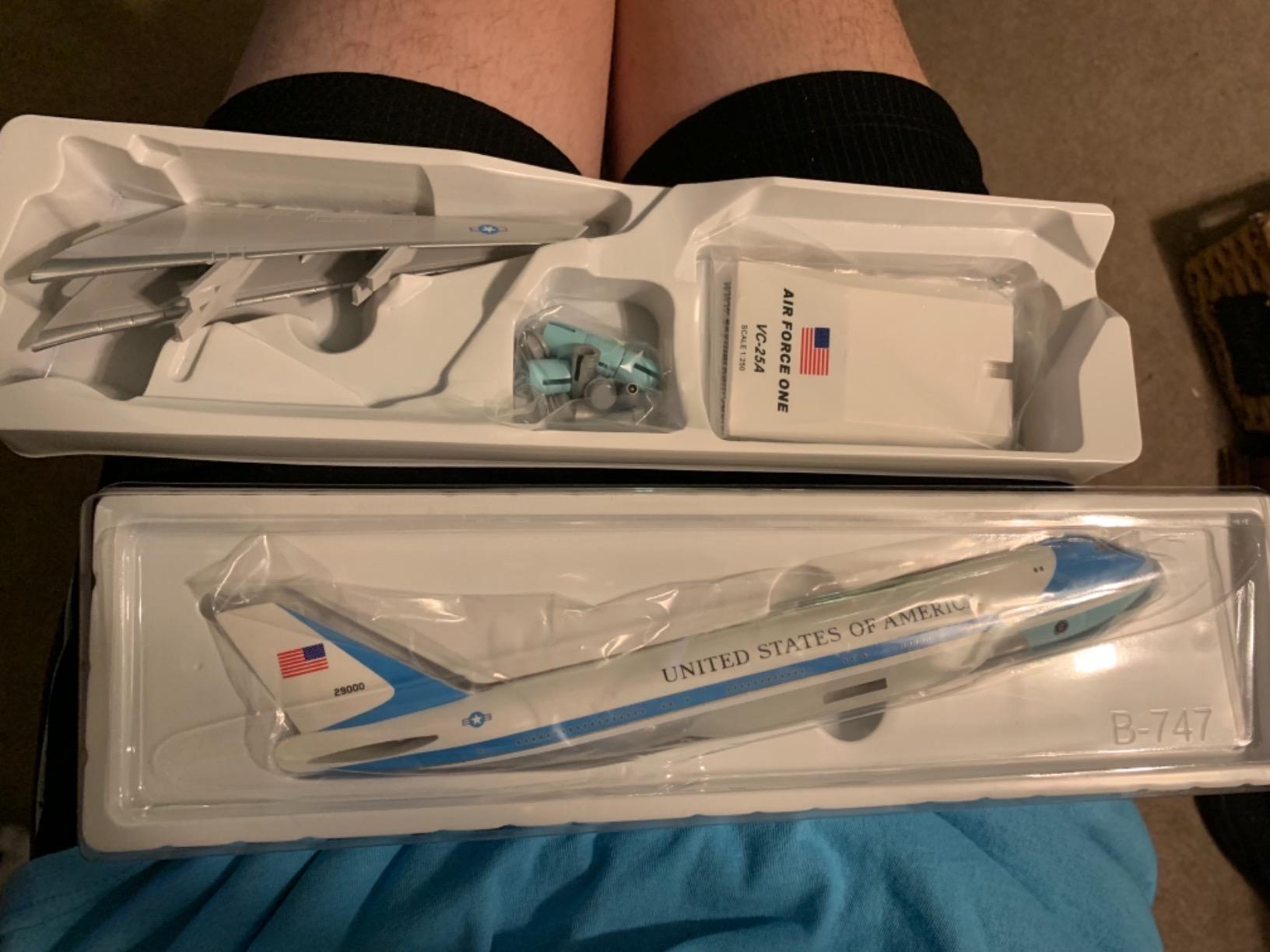 SkyMarks SKR041 Air Force One Boeing 747-200 VC25 1:250 Scale Desktop Model with Stand customer photo 2