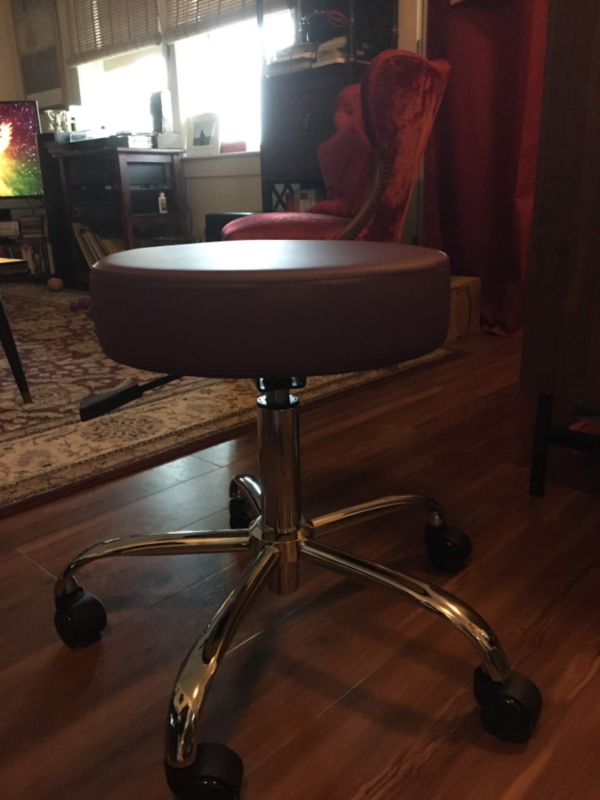 EARTHLITE Pneumatic Massage Salon Drafting Stool - No Leaking (vs. Hydraulic), Adjustable, Rolling, CFC-Free / Medical Spa Facial Chair customer photo 2