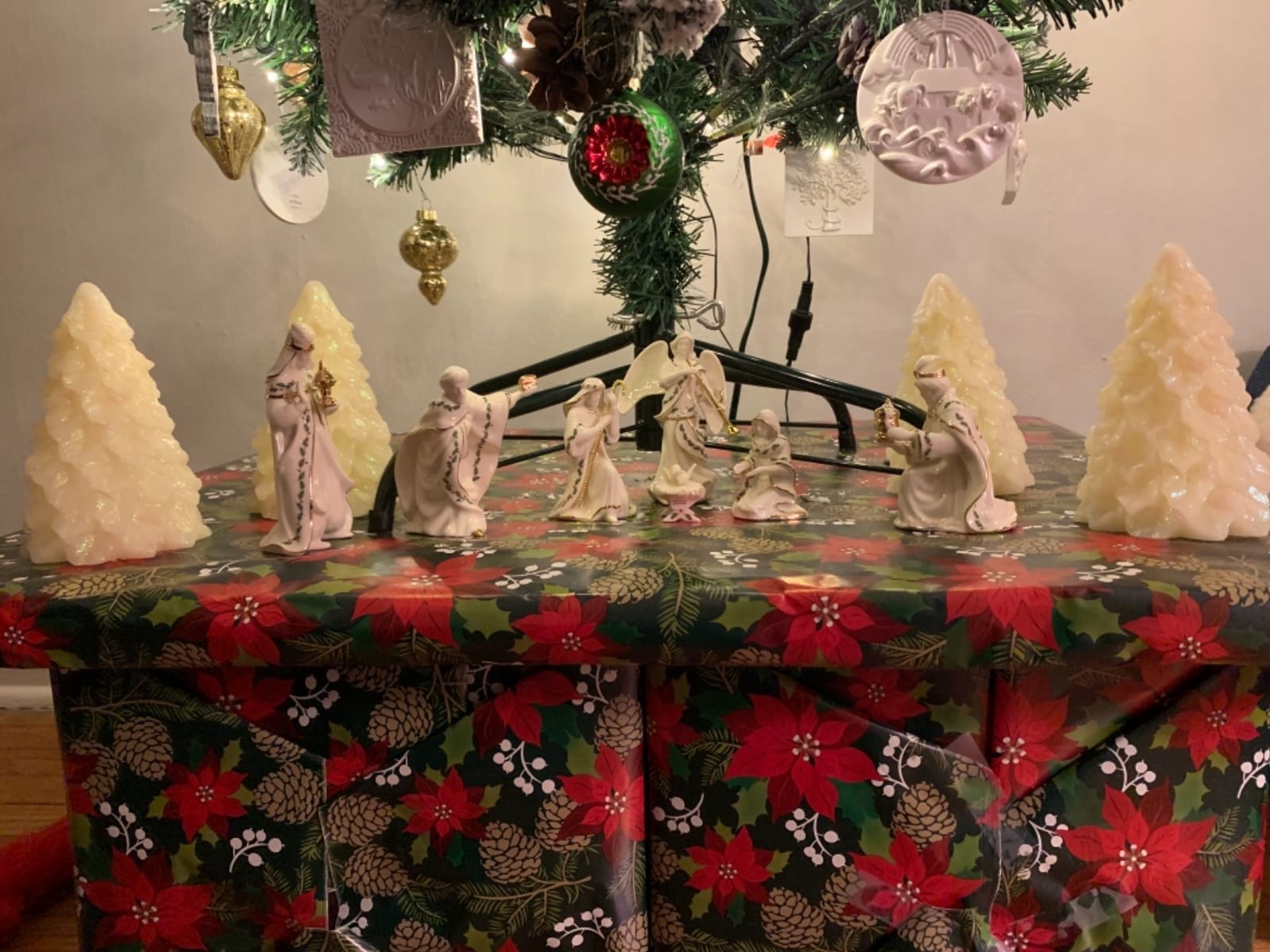 Lenox Holiday Christmas 7-Piece Mini Nativity Set, ivory porcelain with 24k gold accents customer photo 1