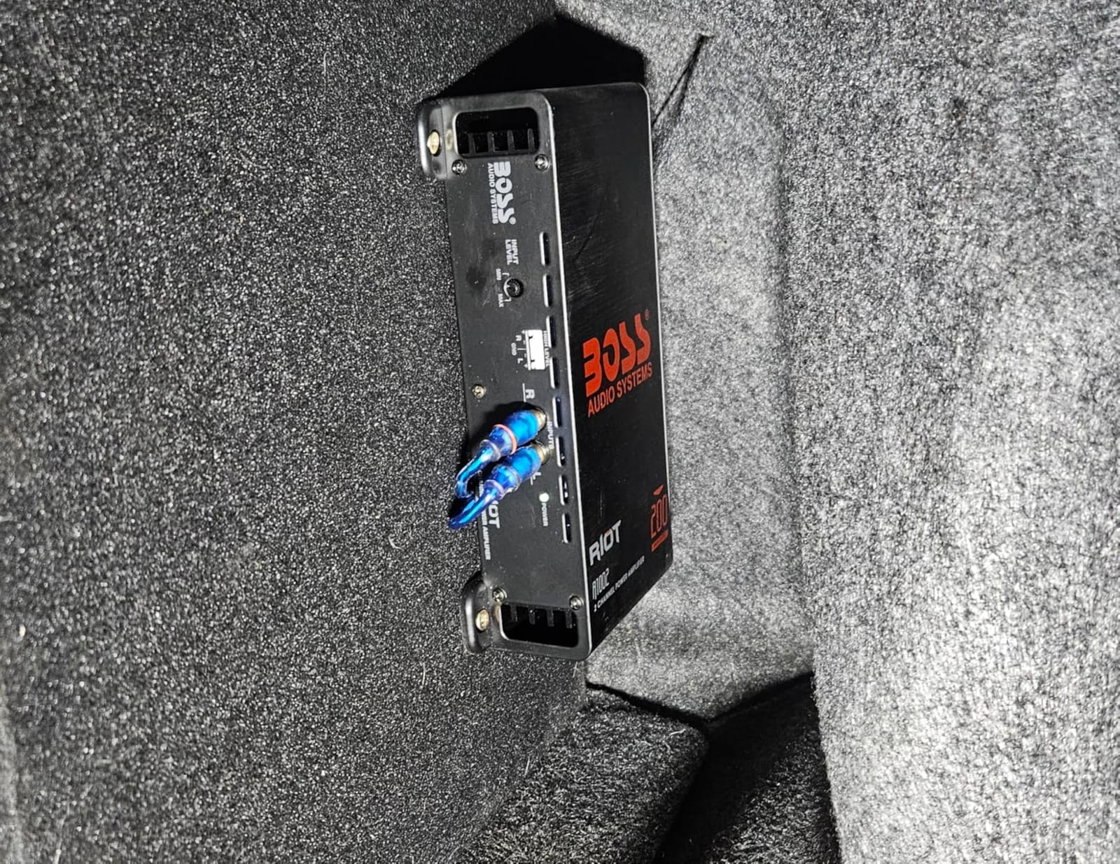 BOSS Audio Systems R1002 200 Watt 2 Channel Bridgeable Car Amplifier customer photo 2