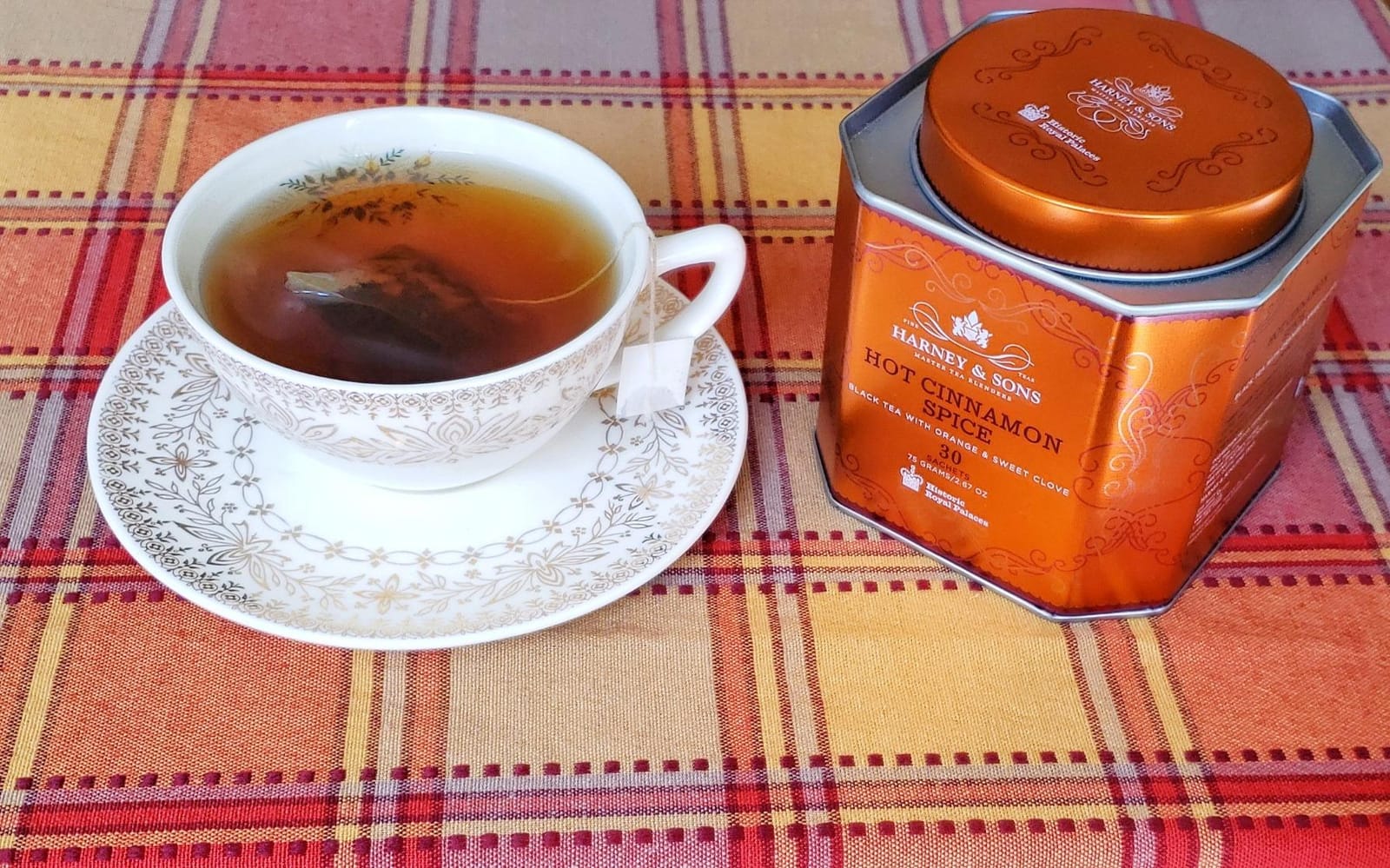 Harney & Sons Hot Cinnamon Spice Black Tea, 30 Sachets in Tin with Cinnamon, Orange Peel and Cloves customer photo 1