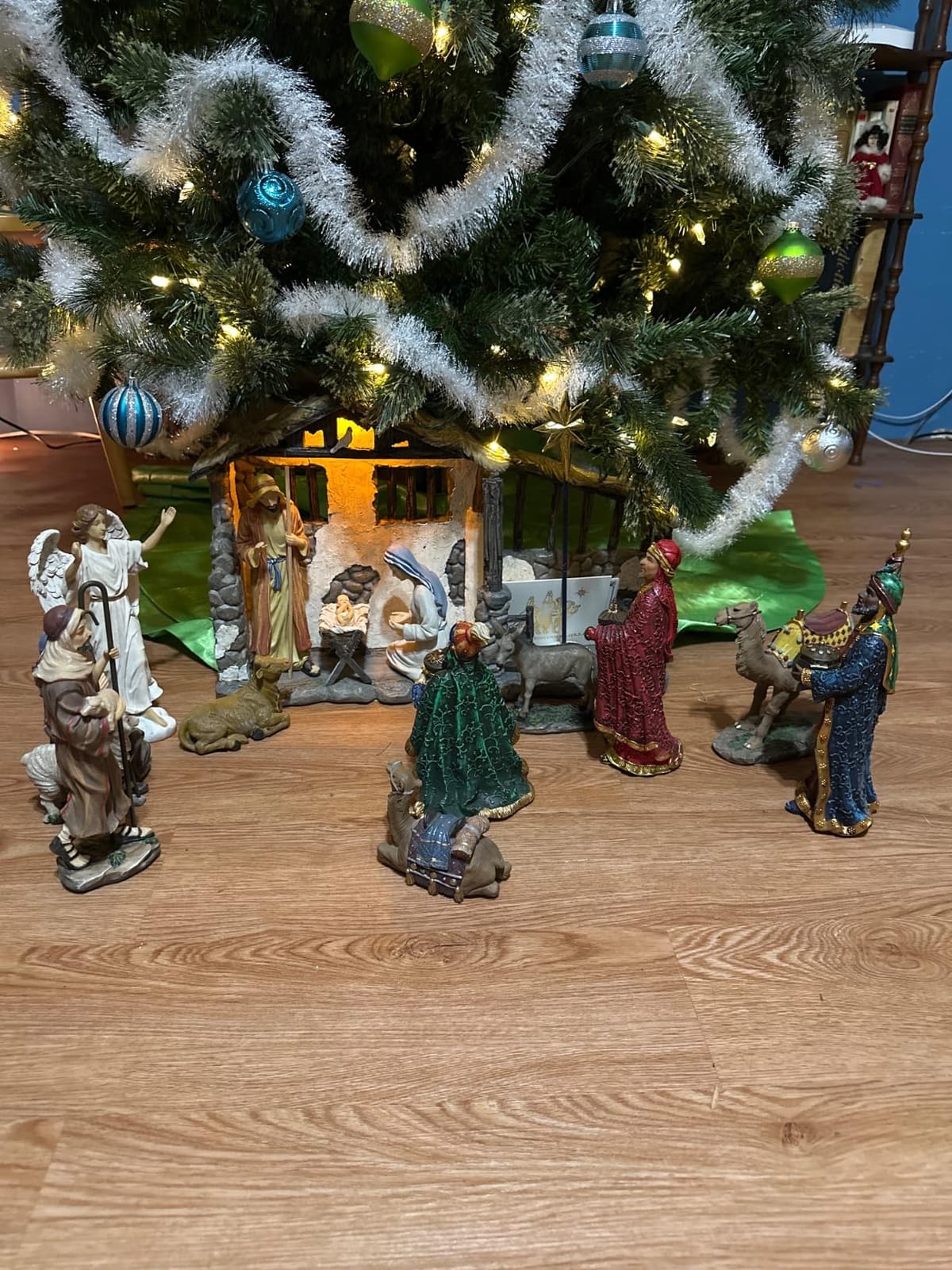 Three Kings Gifts Deluxe Edition 16-Piece Real Gold Nativity Scene Set with Lighted Stable customer photo 1