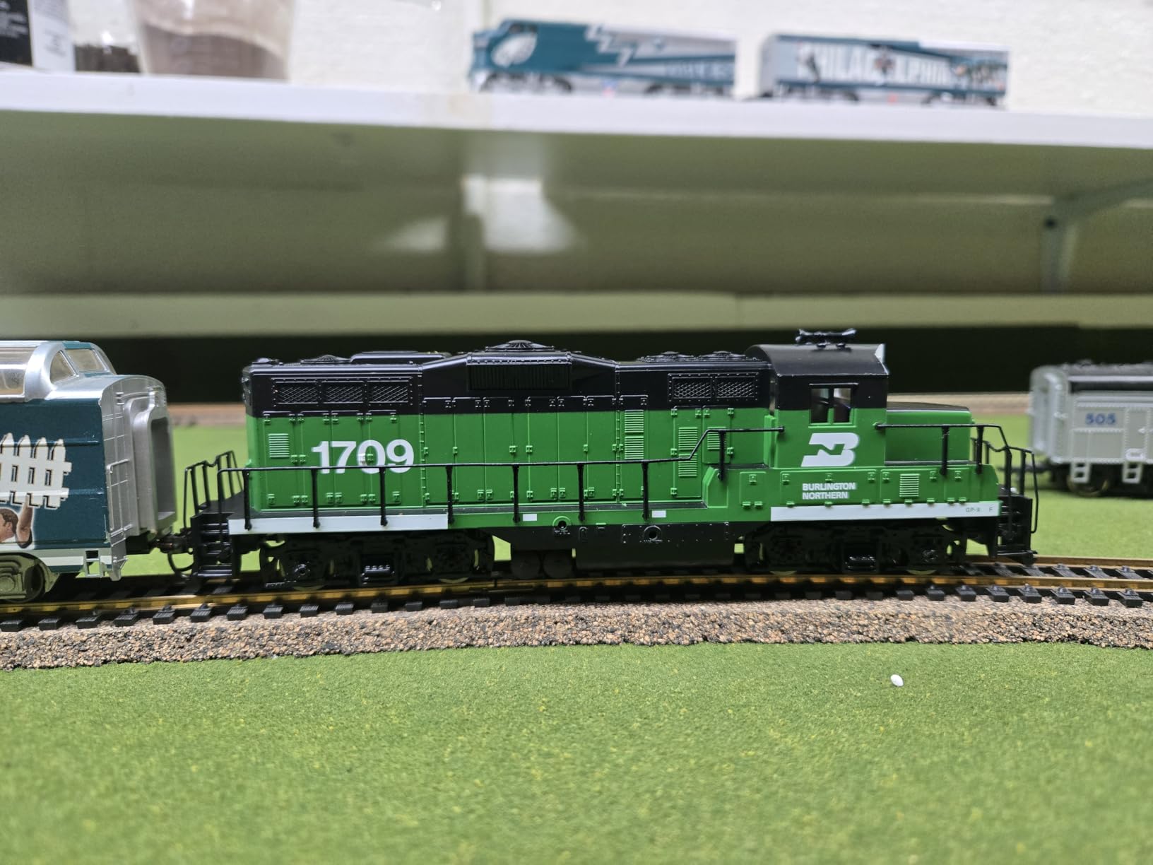 Walthers Trainline EMD GP9M-Standard DC-Burlington Northern #1709 (Green, White) 931-101 HO Scale Model Railroad - Locomotive Model customer photo 1