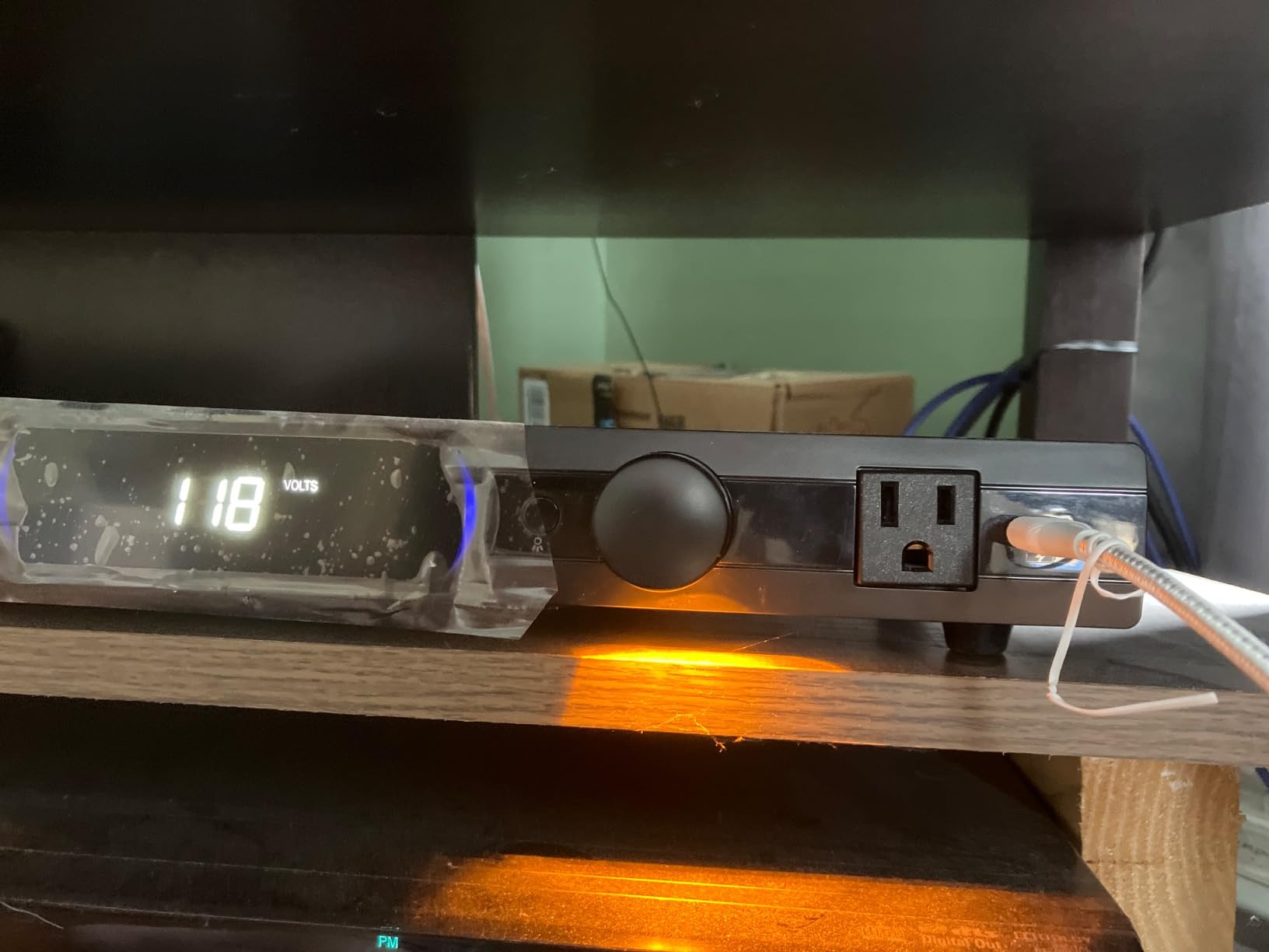 Panamax MR4300 9-Outlet Power Conditioner with Voltage Monitoring | 9 outlets, 2 banks, 15A, 1575 joules, 330V VPR, AVM, coax/LAN/tel protection, USB charging customer photo 1