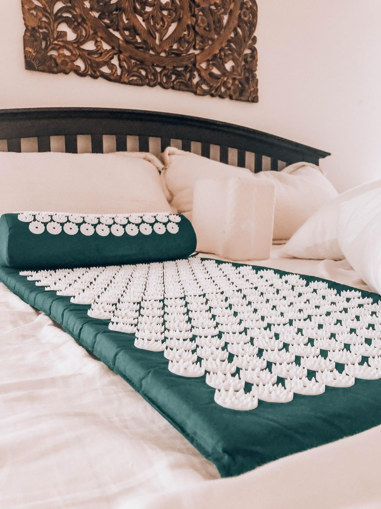 Sivan Acupressure Mat & Pillow Set for Back & Neck (Large, Black/White) | Grounding for stress and pain, acupuncture-point massage, muscle relaxation, sciatica and meditation; includes carry bag. customer photo 2