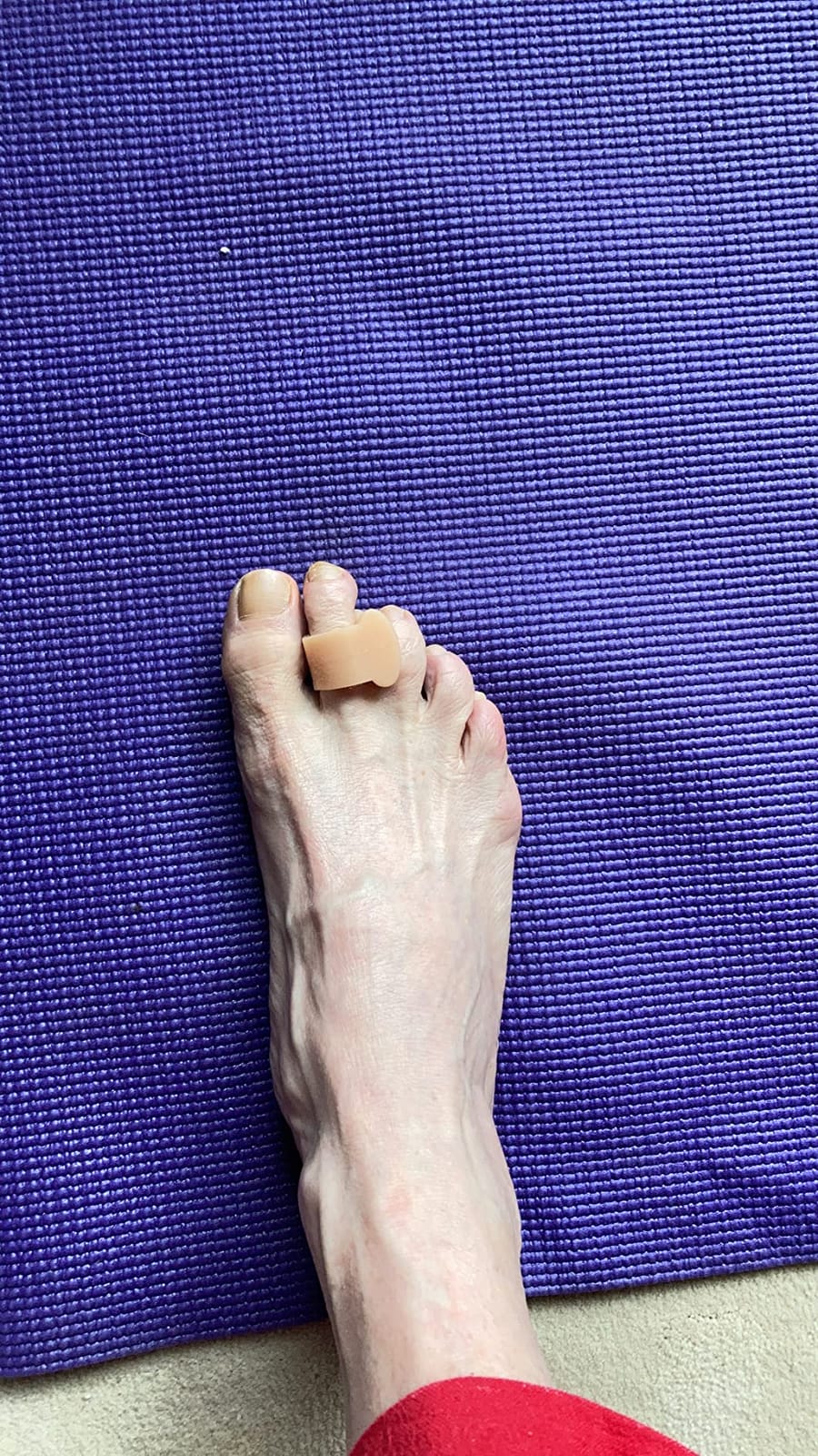 ZenToes Gel Toe Spacers for Bunions & Overlapping Toes, 4 Count | Gel toe separators for women & men. Big toe alignment, crooked toes. Fits sneakers, sandals & heels. Washable customer photo 1