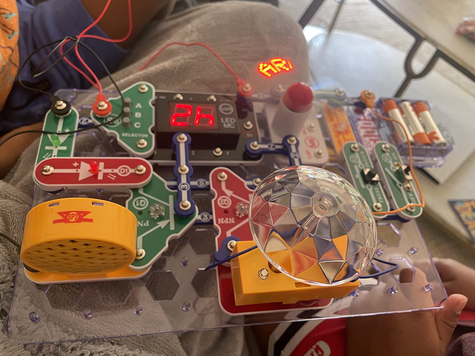 Snap Circuits Arcade, Electronics Exploration Kit, Stem Activities for Ages 8+ (SCA-200) customer photo 1