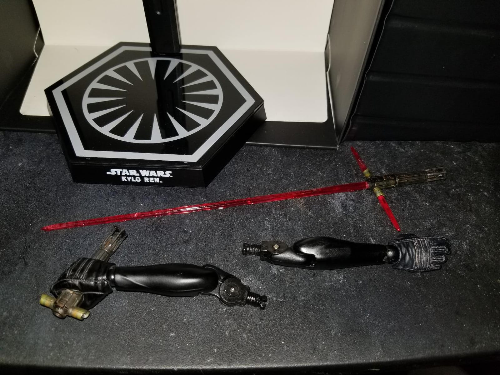 Star Wars: The Force Awakens Kylo Ren 1/6th Scale Collectible Figure | Hot Toys 902538 Movie Masterpiece 1/6 Scale Series customer photo 1