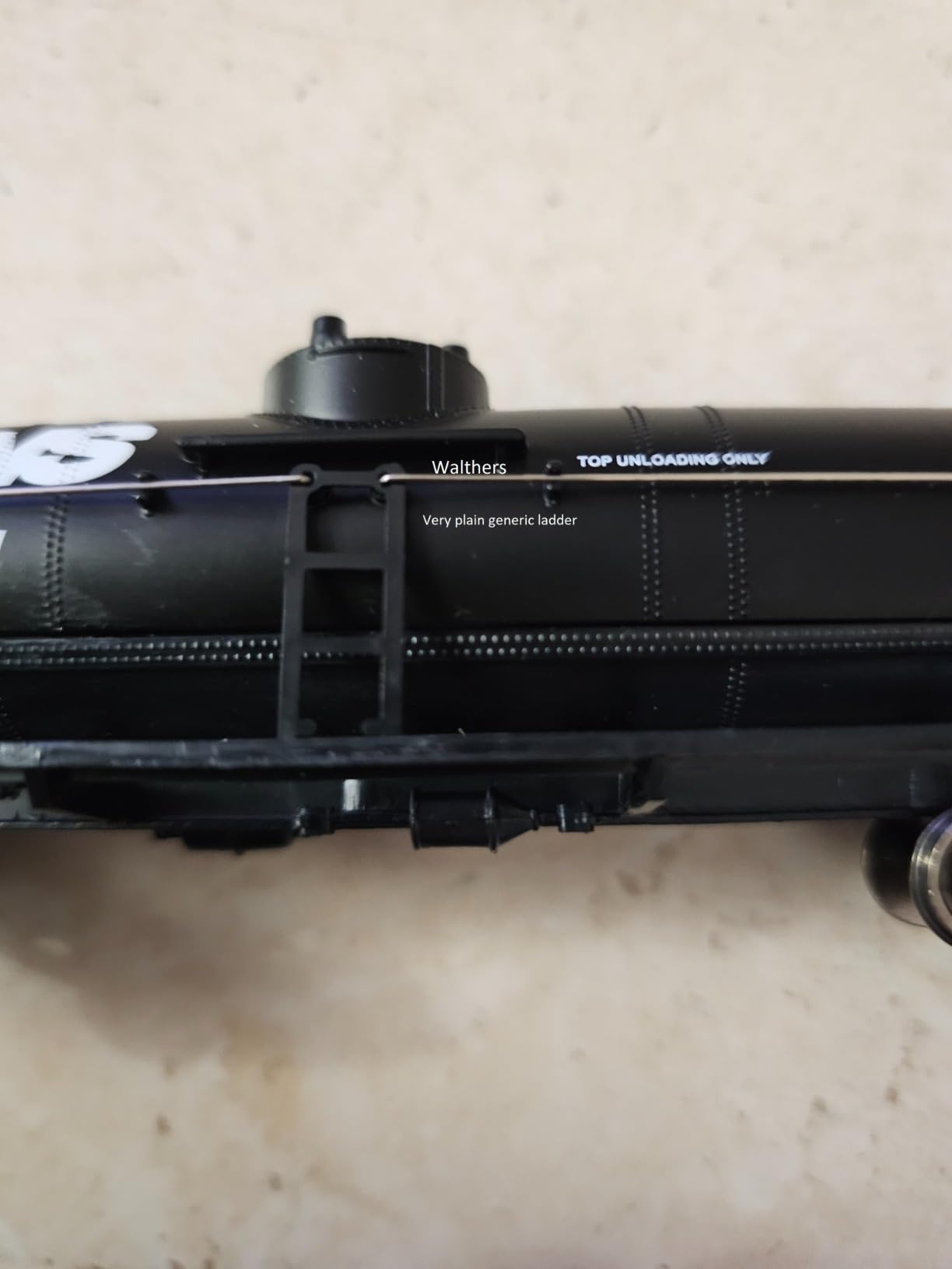 Walthers Trainline Tank Car-Ready to Run-Norfolk Southern (Black, White) 931-1447 HO Scale Model Railroad customer photo 1