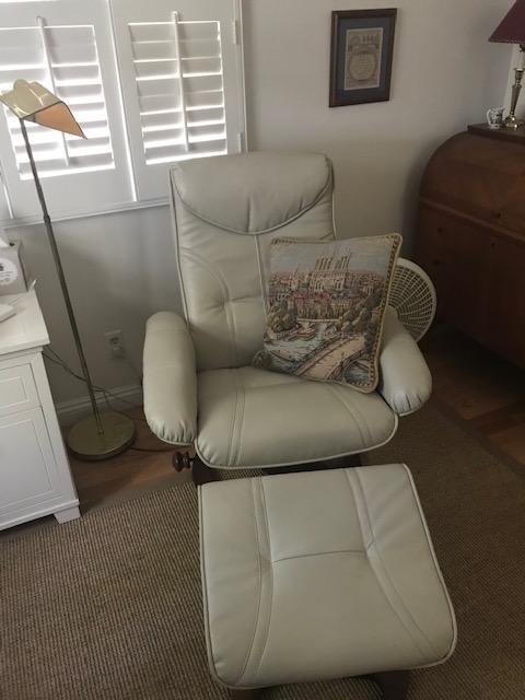 Benchmaster Newport Taupe Swivel Faux Leather Recliner Chair with Ottoman Footrest Modern Armchair Ergonomic Manual Reclining Adjustable Upholstered for Bedroom Living Room Reading Home Relax customer photo 1