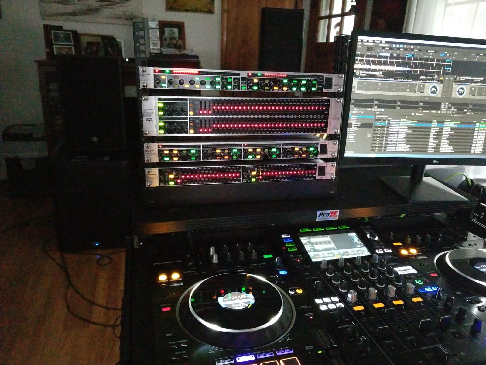 Behringer ULTRAGRAPH PRO FBQ3102HD High-Definition 31-Band Stereo Graphic Equalizer with FBQ Feedback Detection System customer photo 1
