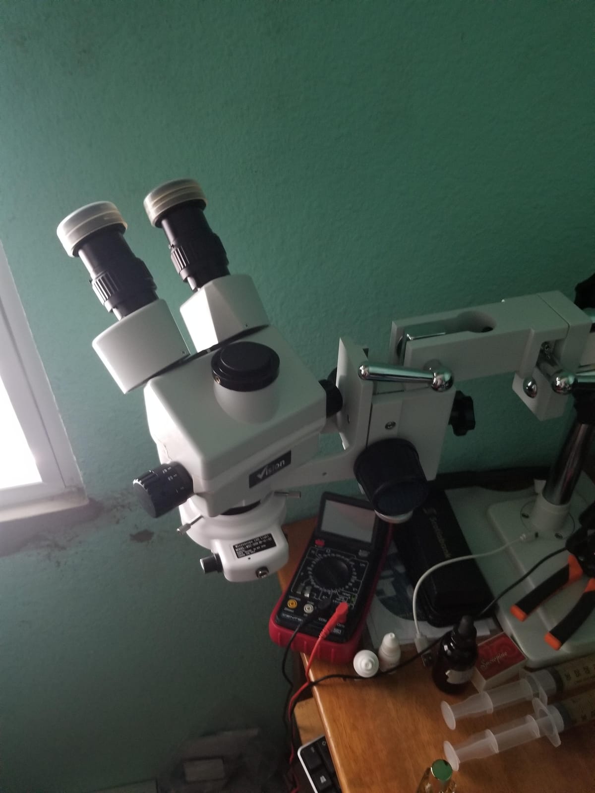 Trinocular Stereo Zoom Microscope 3.5X-90X, Dbl-Arm Boom | VS-5FZ-IFR07 - simul-focal head with a bright 144-LED ring light; 0.7-4.5X zoom range, heavy-duty reach and stability customer photo 2