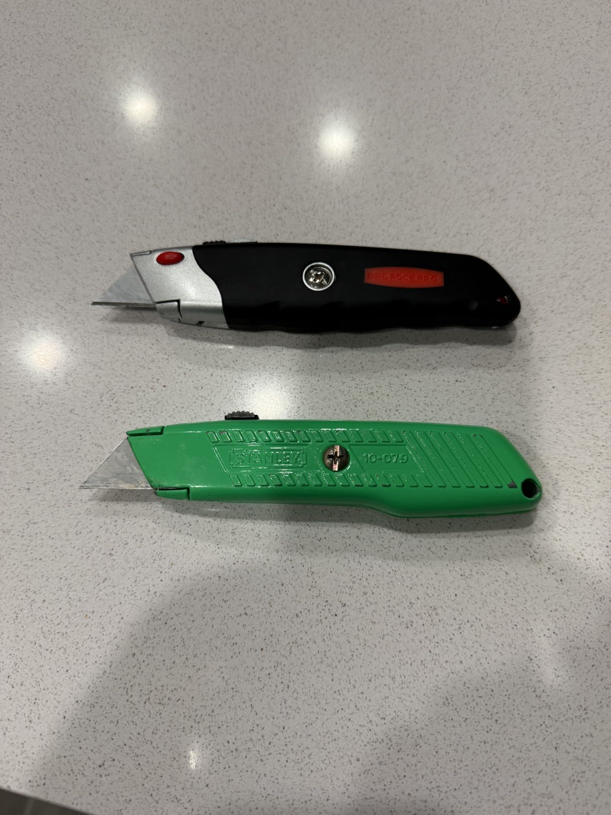 INTERNET'S BEST Premium Utility Knife Set | Retractable Box Cutter with Rubber Handle | Heavy-Duty Cutting for Cardboard, Carpet, Plastic | Retractable Blade | Includes 2 Razor Knives & Extra Blades customer photo 1
