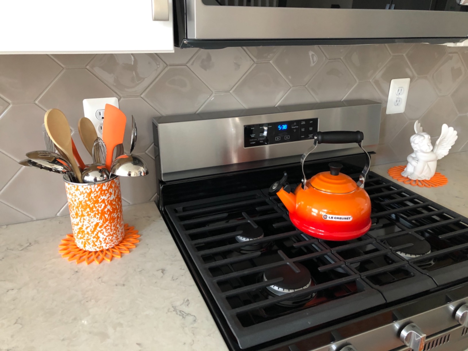 Le Creuset Enamel On Steel Whistling Tea Kettle, 1.7 qt., Oyster/Black Knob customer photo 2