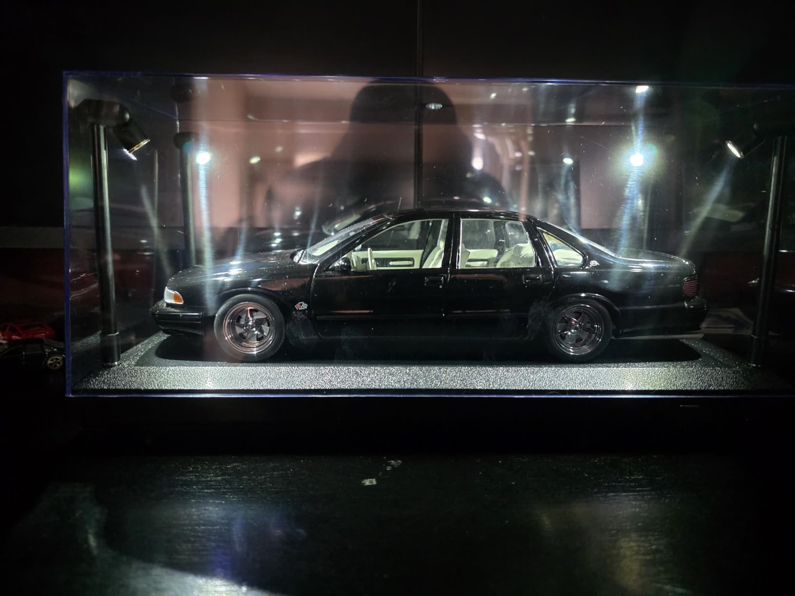 1:18 Illumibox acrylic black base display case, w/ LED lights customer photo 1