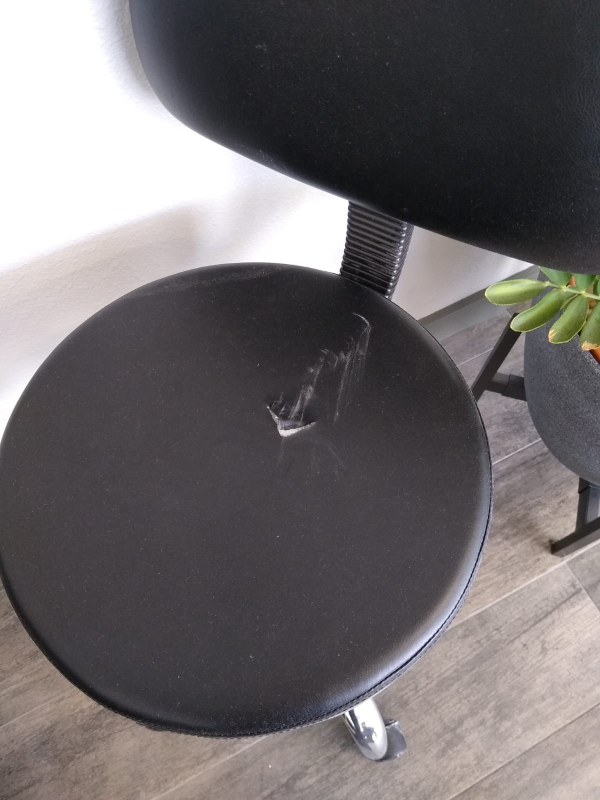 Amazon Basics Multi-Purpose Drafting Spa Bar Stool with Back Support, Upholstered, and Wheels, Black customer photo 1