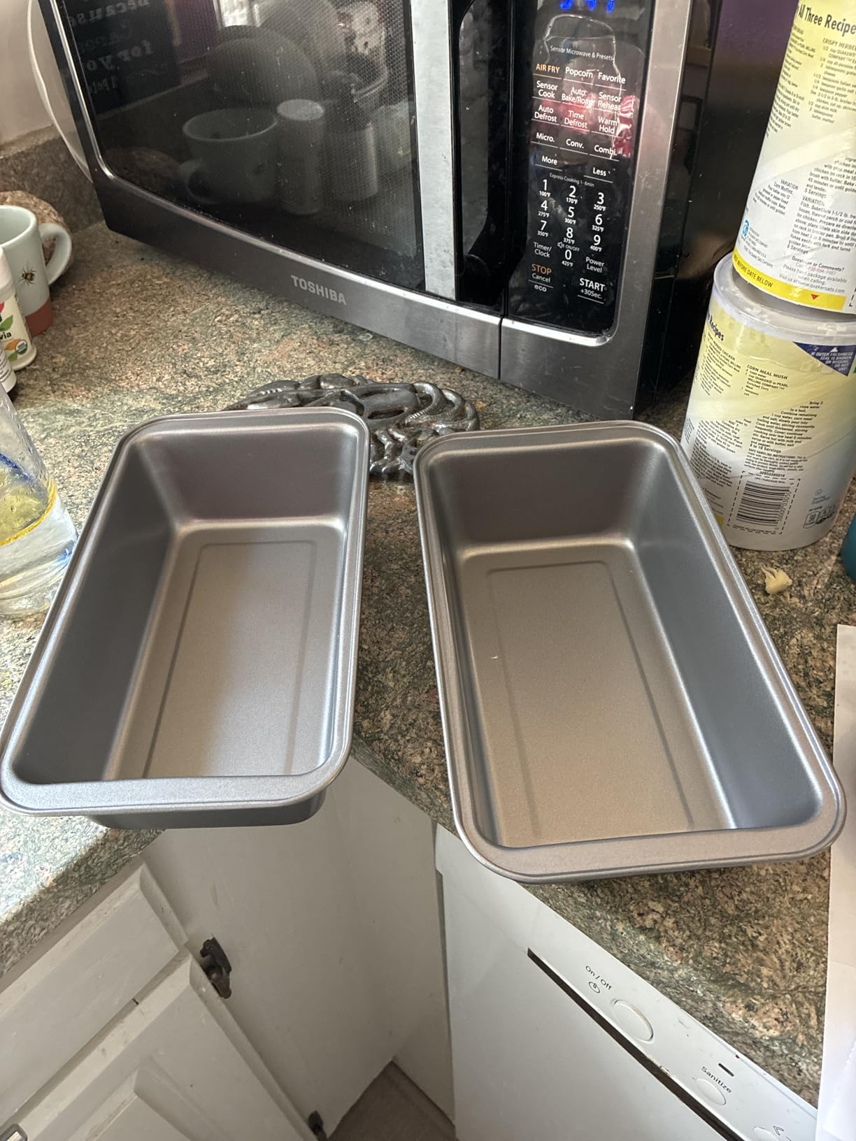 Amazon Basics Rectangular Nonstick Bread Loaf Pan for Baking Meatloaf with Even Heat Distribution, 9.5 x 5 Inch, Gray, Set of 2 customer photo 1