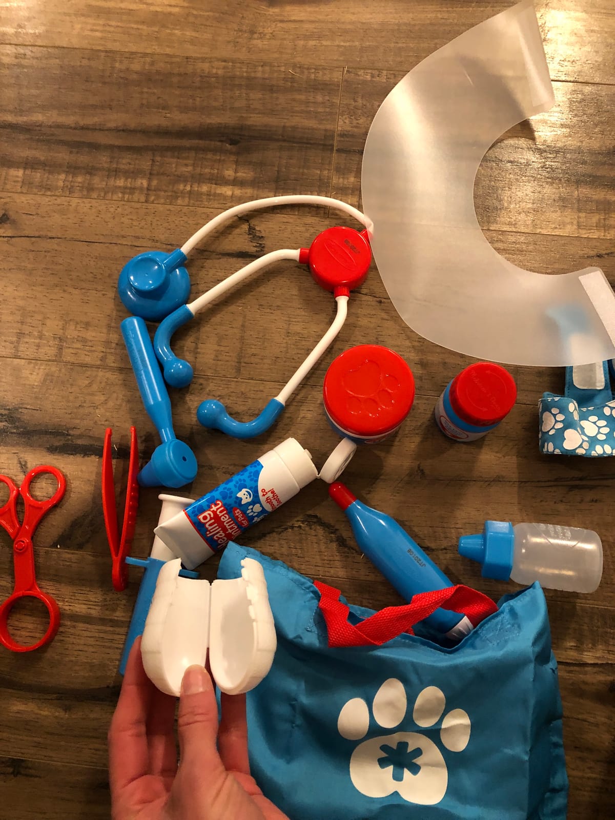 Melissa & Doug Examine and Treat Pet Vet Play Set, 24-Piece Animal Doctor Playset with Dog & Cat Plushies, Pet Doctor Kit & Accessories, Preschool Toys for Girls & Boys Ages 3+ customer photo 1