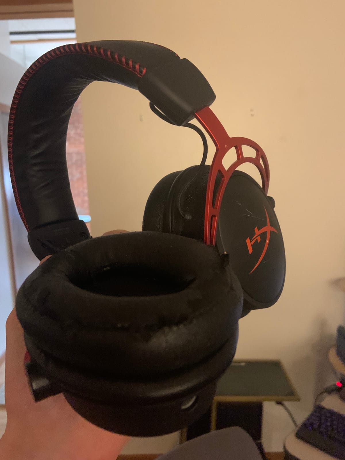 HyperX Cloud Alpha - Gaming Headset, Dual Chamber Drivers, Legendary Comfort, Aluminum Frame, Detachable Microphone, Works on PC, PS4, PS5, Xbox One, Xbox Series X|S, Nintendo Switch and Mobile - Red customer photo 2