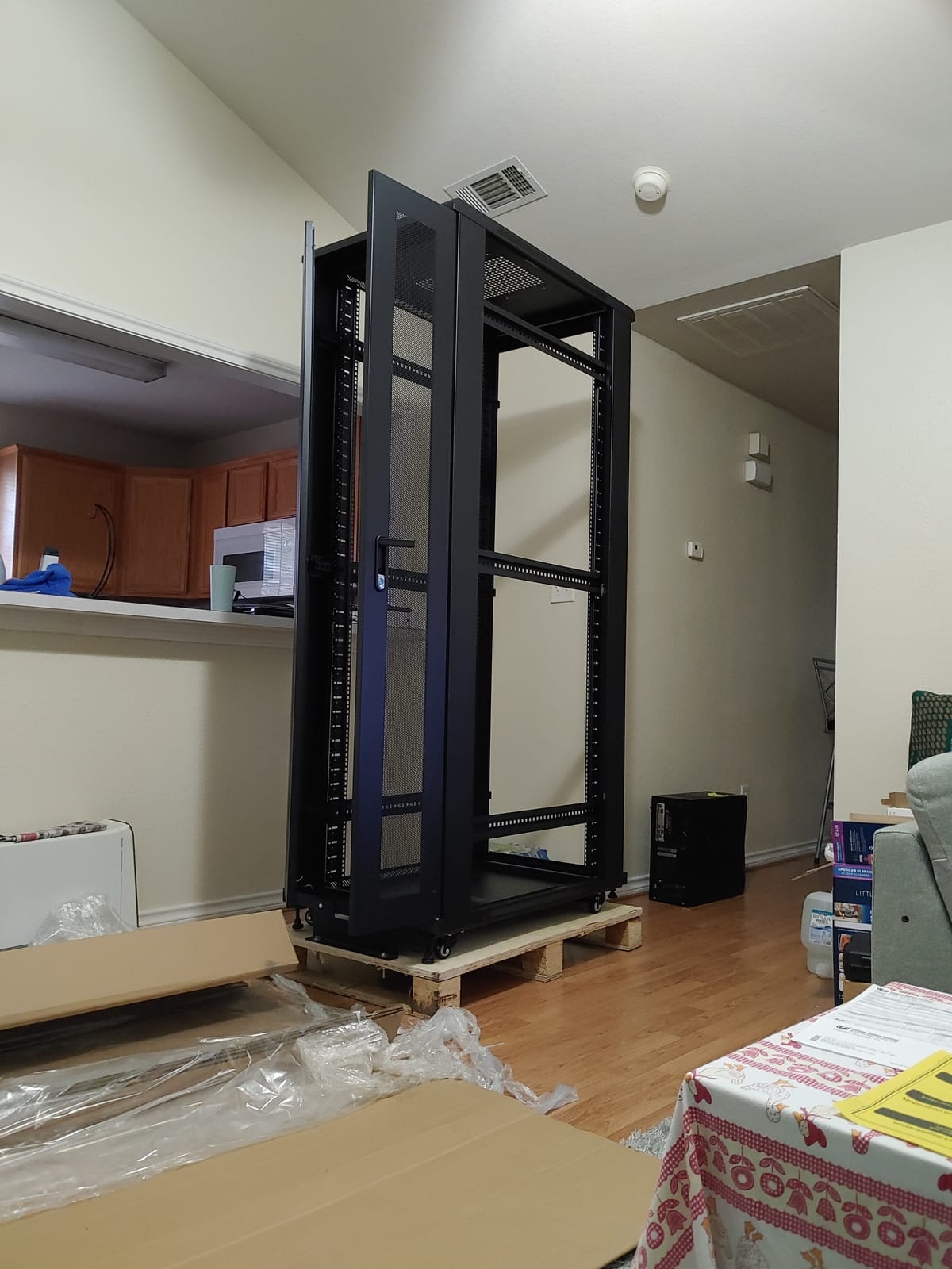 StarTech 42U 4-Post Server Cabinet, Rack Mount, 36in Deep, 2000lb, Black (RK4236BKB) customer photo 1