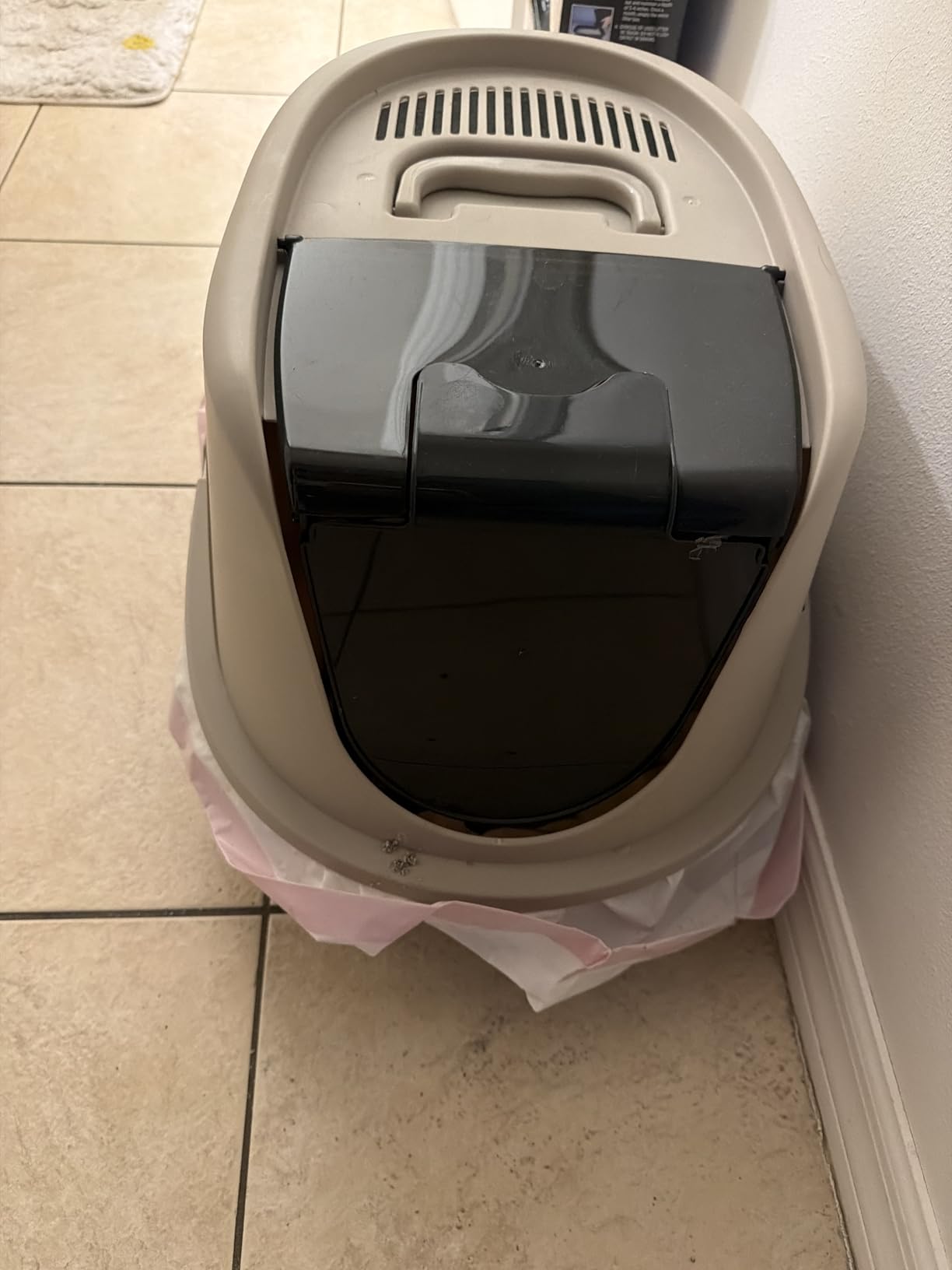 Amazon Basics No-Mess Hooded Enclosed Cat Litter Box with Odor Control and Swinging Door, Large, 24