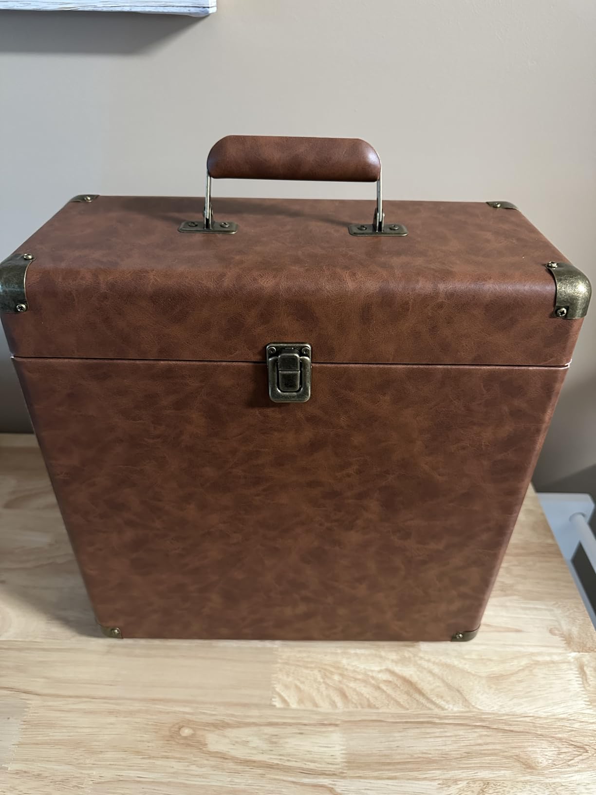 Victrola Collector - Vinyl Record Storage Case, Holds 30+ LPs - Turquoise, Vinyl record storage case, holds 30+ LPs (33/45/78), corner guards, heavy-duty hinges, dust and scratch protection customer photo 2