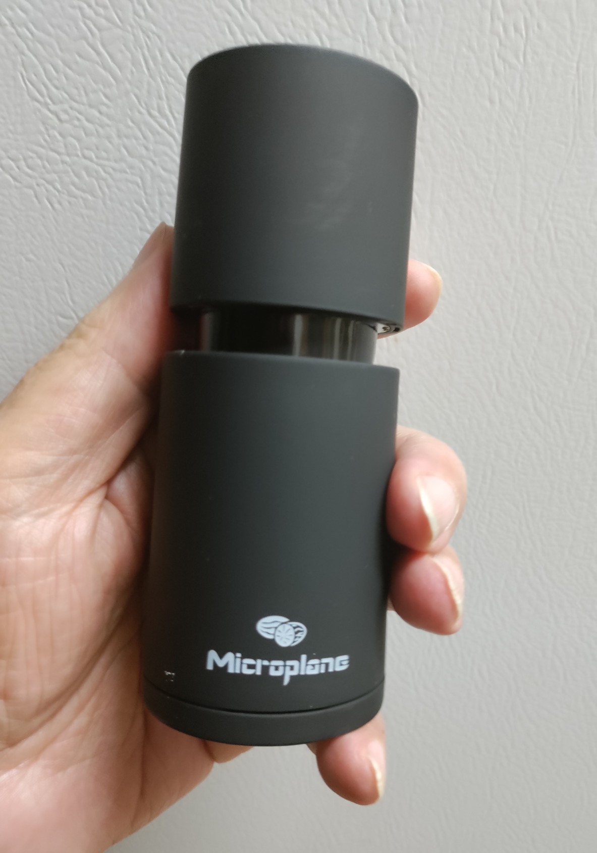 Microplane Manual Spice Mill - Cinnamon Grinder and Nutmeg Grater (Black) customer photo 2