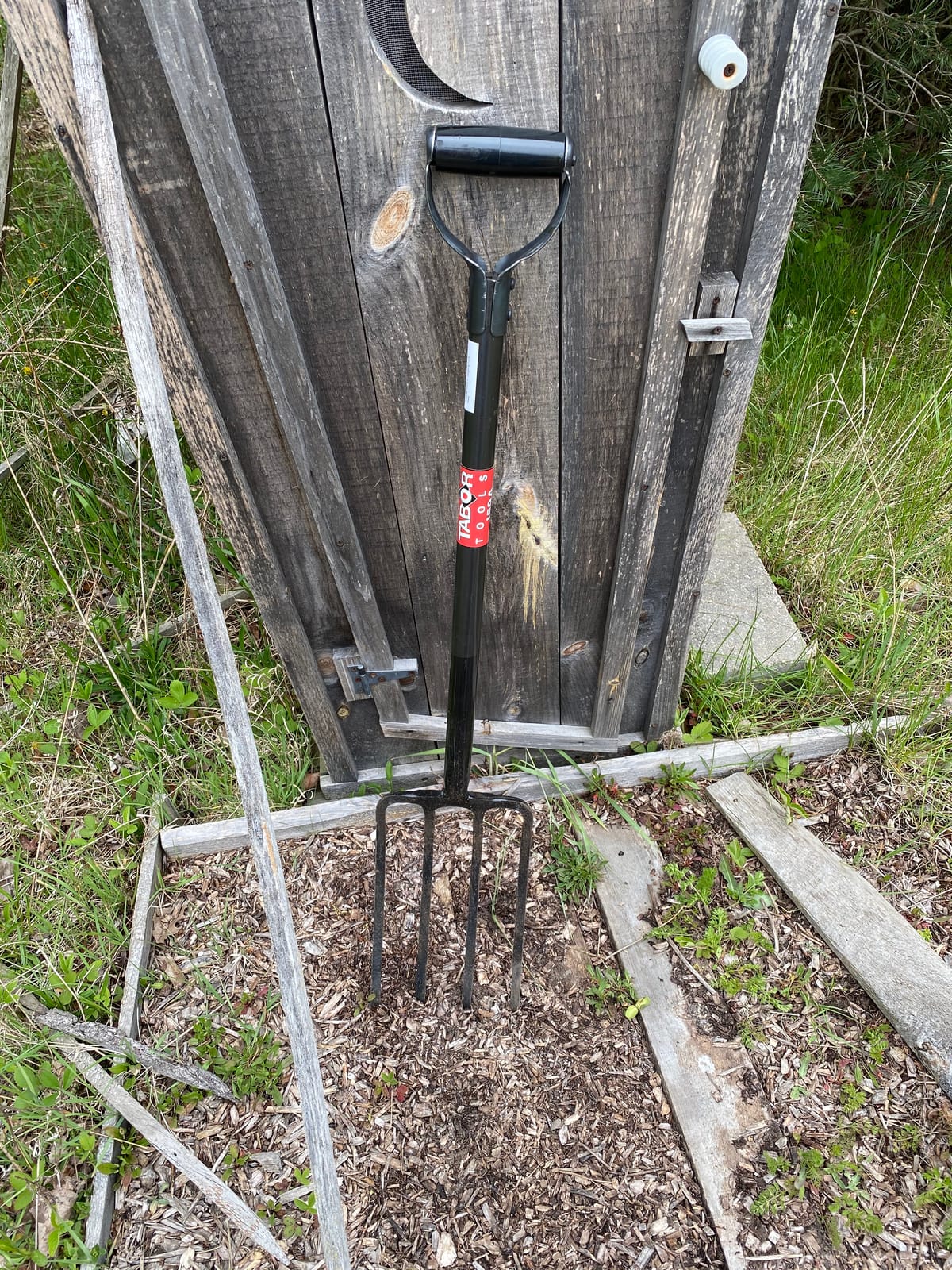 TABOR Tools J59A Digging Fork, Steel Shaft Super Heavy Duty 4-Tine Spading Fork, Virtually Unbreakable Garden Pitchfork for Compost, Soil Turning & Digging, 40 Inch with D-Handle customer photo 1