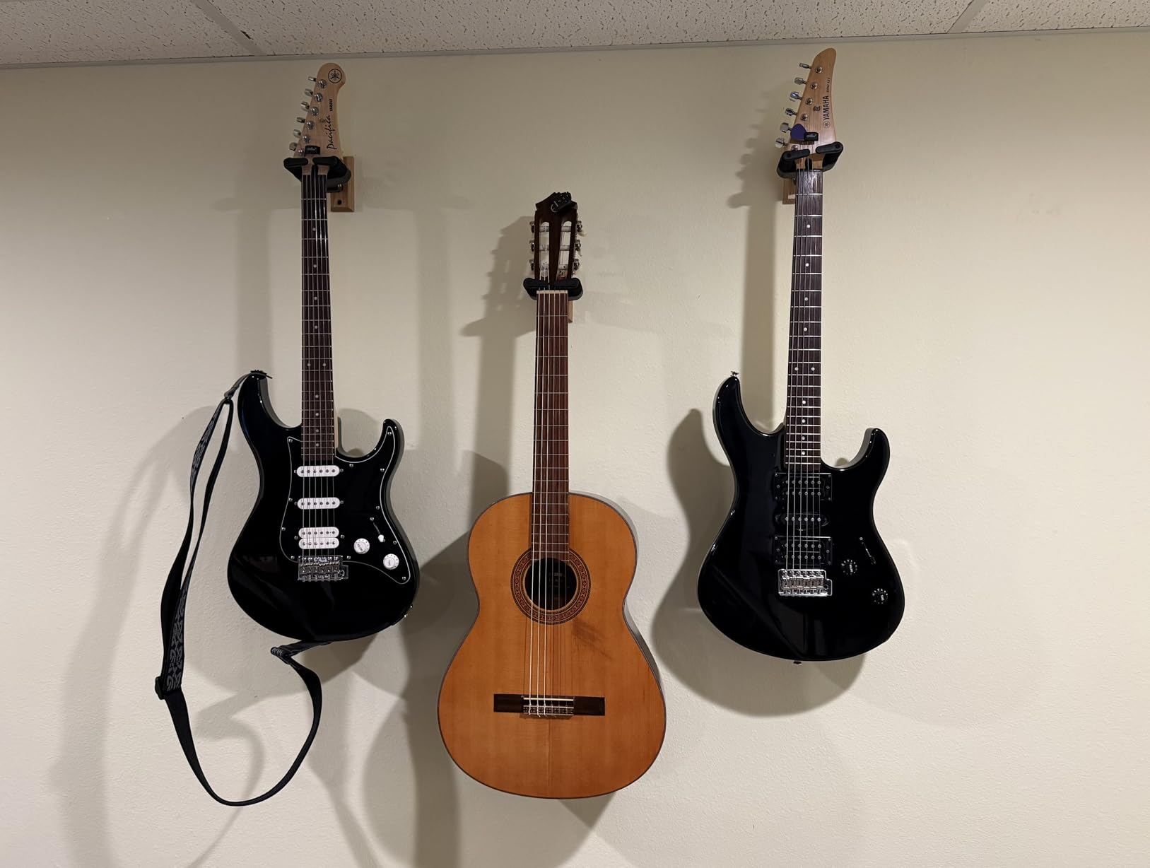 Hercules Stands GSP38WB PLUS - Wood Base, Short Arm Wall Mount Guitar Hanger with Auto Grip System customer photo 2