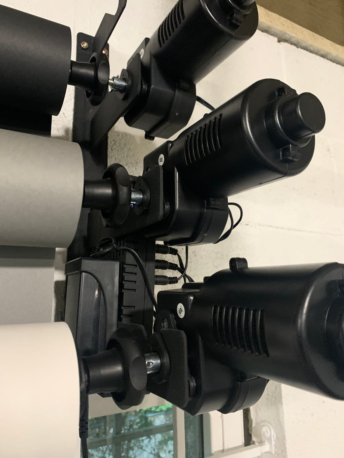 Fotoconic 4 Roller Motorized Electric Wall Ceiling Mount Background Support System with Remote customer photo 2