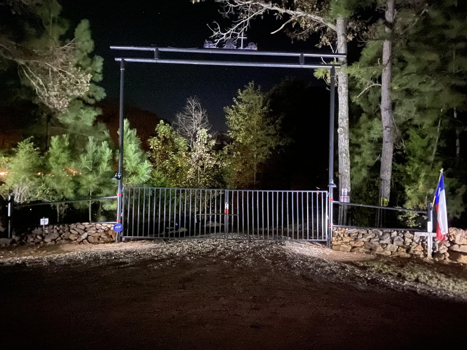 TOPENS AD8S Solar Dual Swing Gate Opener Heavy Duty | Dual Swing Gates Up to 18ft OR 880lbs per Arm, Easy DIY, Solar Panel and Remote Control Included customer photo 1