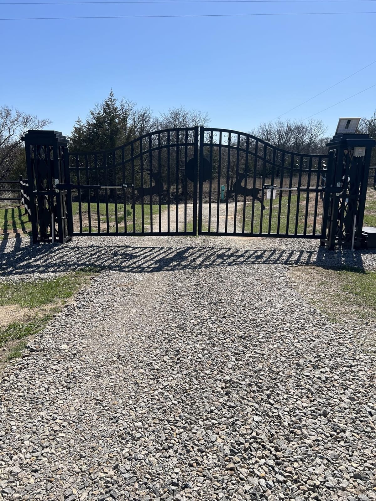 TOPENS AD8S Solar Dual Swing Gate Opener Heavy Duty | Dual Swing Gates Up to 18ft OR 880lbs per Arm, Easy DIY, Solar Panel and Remote Control Included customer photo 2