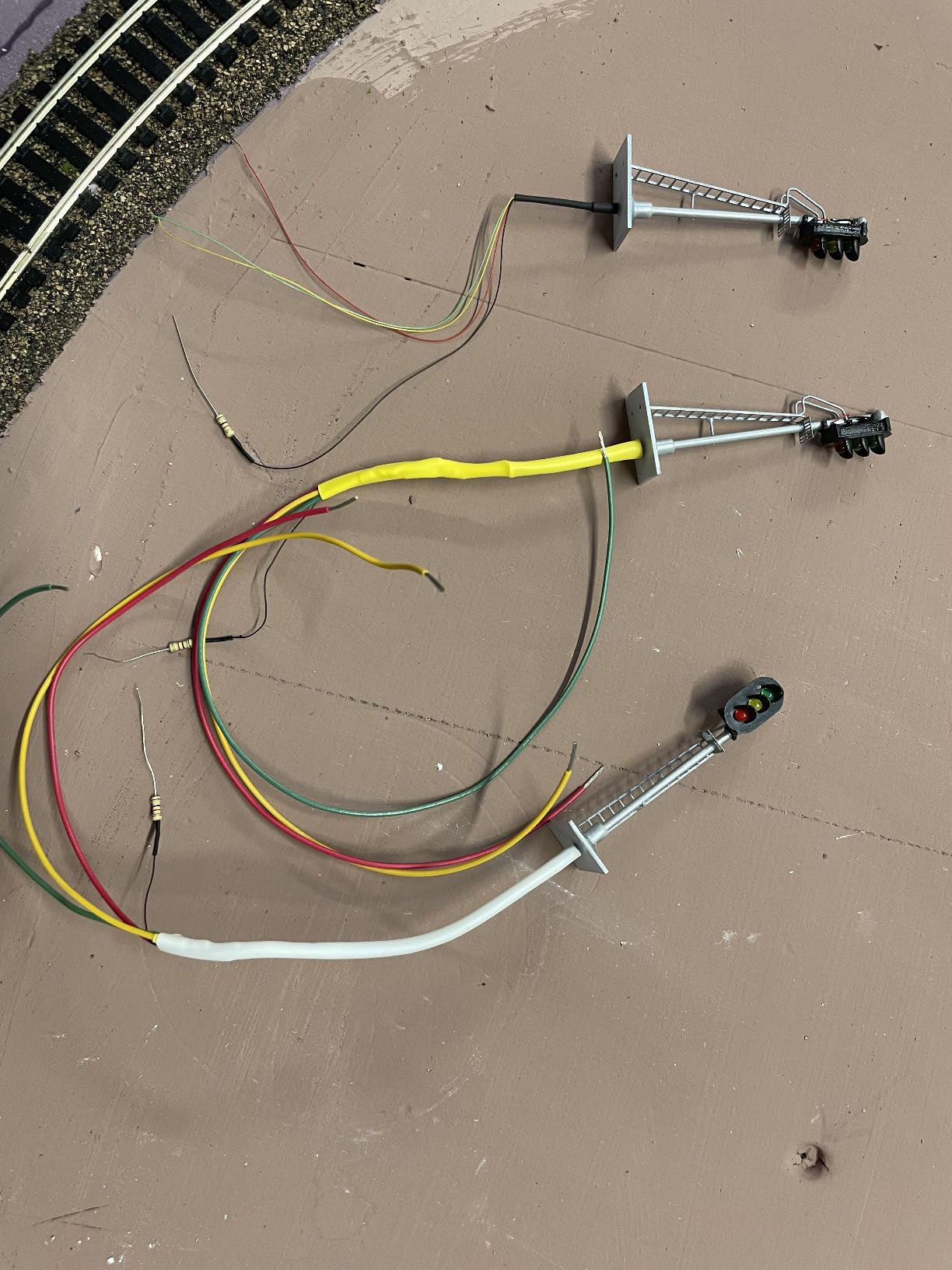 JTD873GYR 3PCS Model Railroad Train Signals 3-Lights Block Signal HO Scale 12V Green-Yellow-Red Traffic Lights for Train Layout New customer photo 1